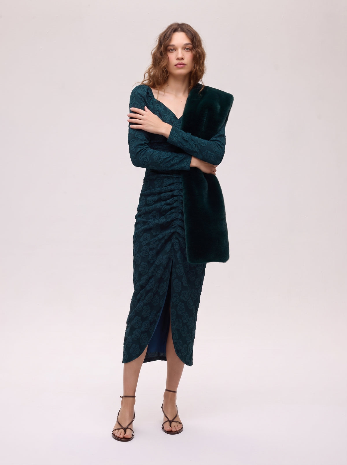mioh | CROWD GREEN - Estola faux fur verde. Vestidos de fiesta para invitadas de boda perfectas. Marca española de moda