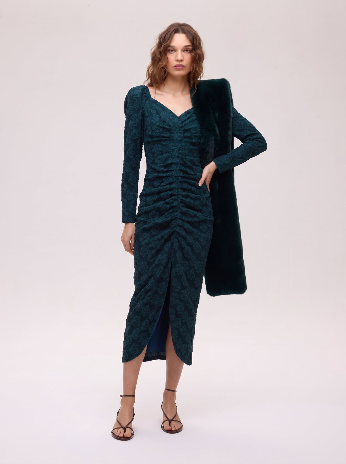 mioh | CROWD GREEN - Estola faux fur verde. Vestidos de fiesta para invitadas de boda perfectas. Marca española de moda