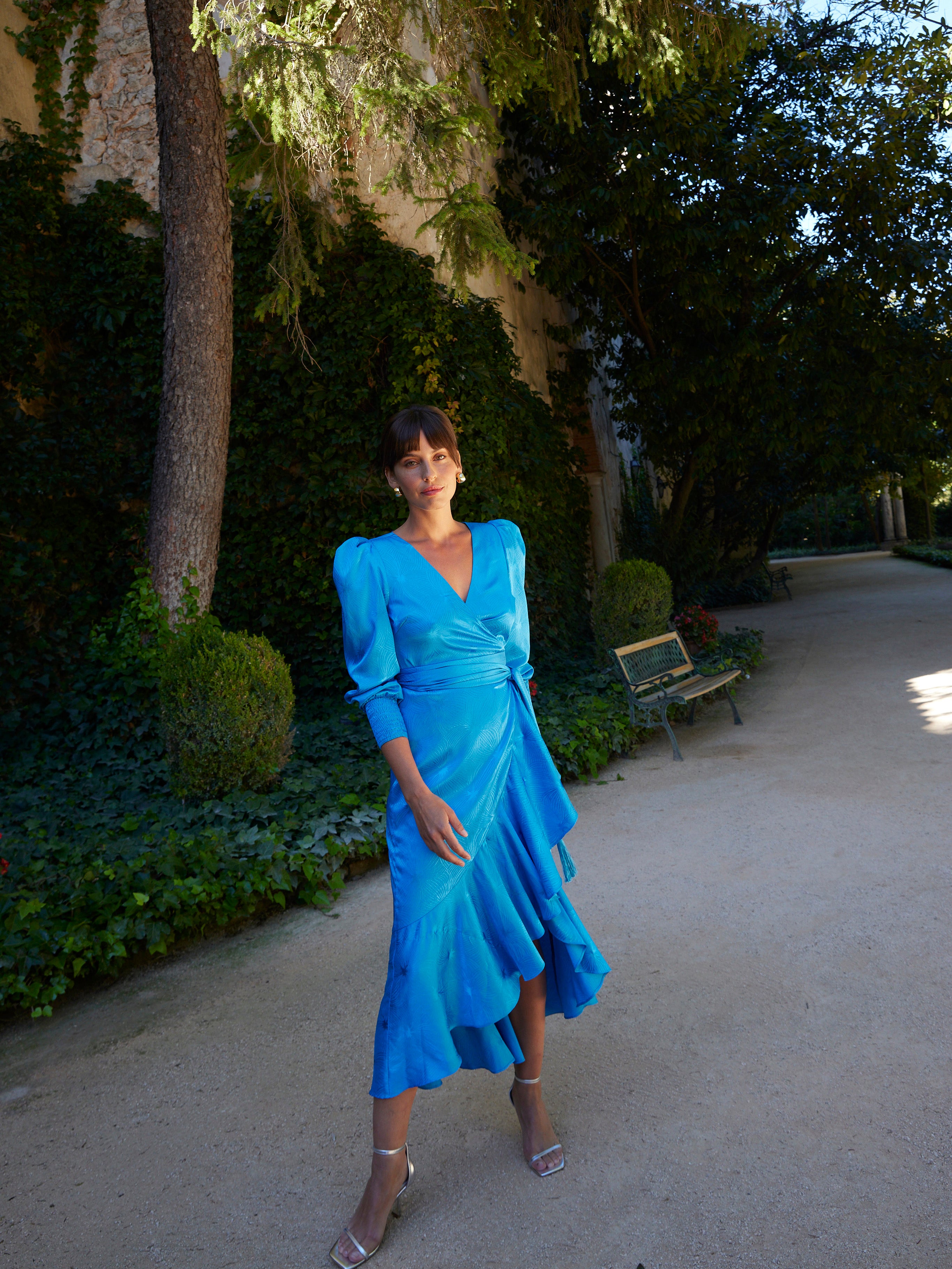 mioh | GALDANA BLUE - Vestido midi wrap con volante JCQRD azul para invitada de boda, fiesta y evento. Tendencia vestidos invitada Primavera Verano 2024. MIOH la marca española de vestidos más de moda