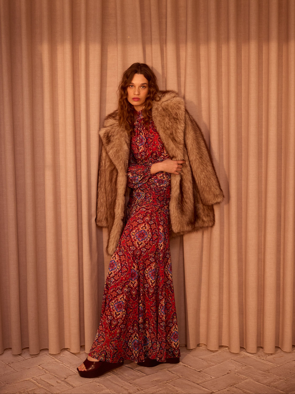WORLD RAW - Abrigo faux fur - Color natural, el abrigo que completa tu look de invitada de boda en otoño invierno. MIOH, marca española de moda