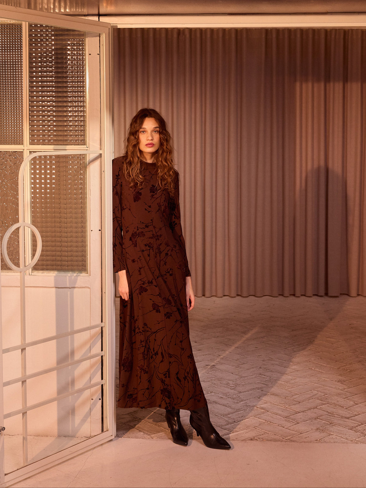 NUIT BROWN - Vestido marrón flores de terciopelo