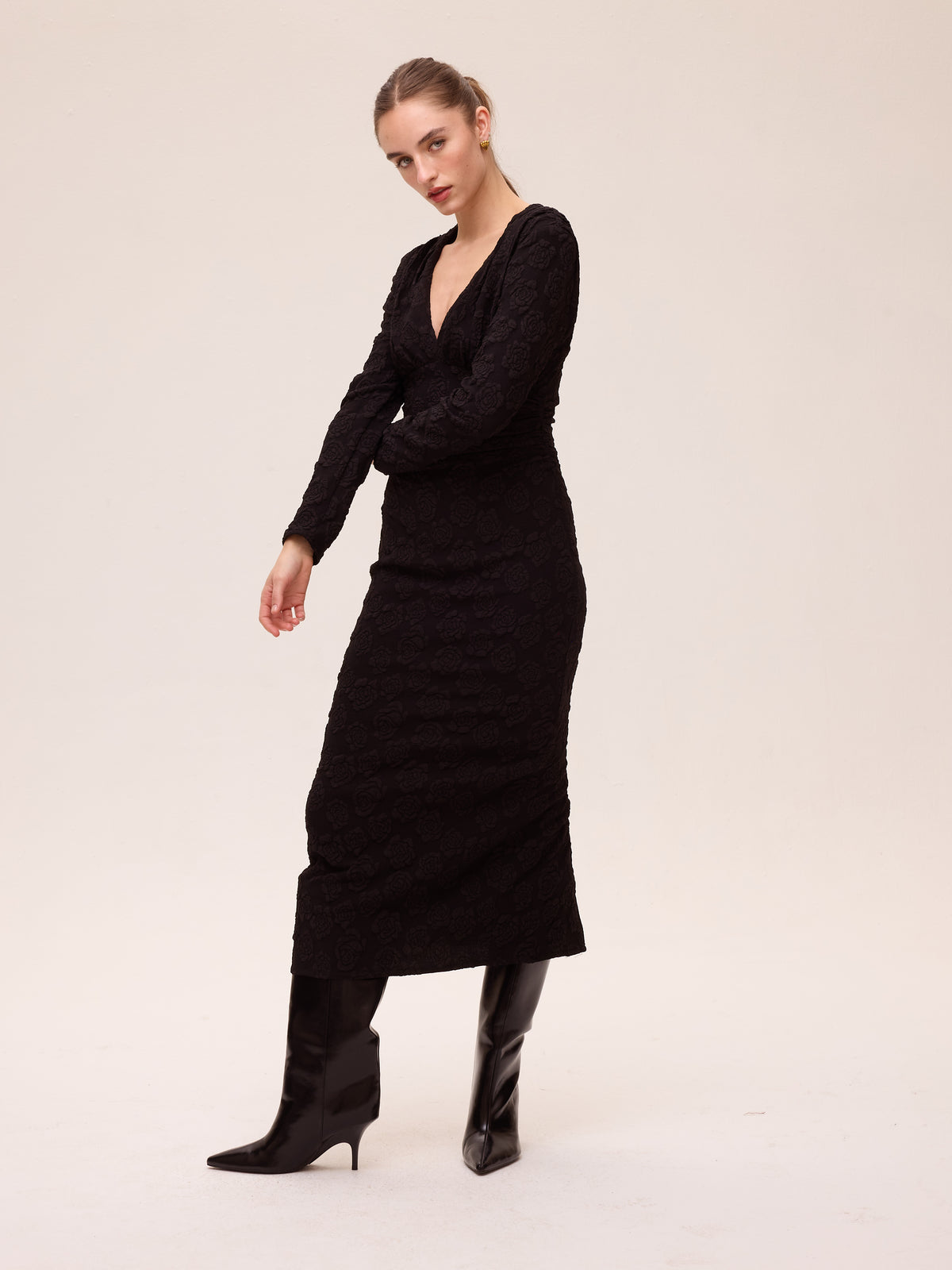 FROST BLACK - Vestido damasco rosas negro para invitada y evento