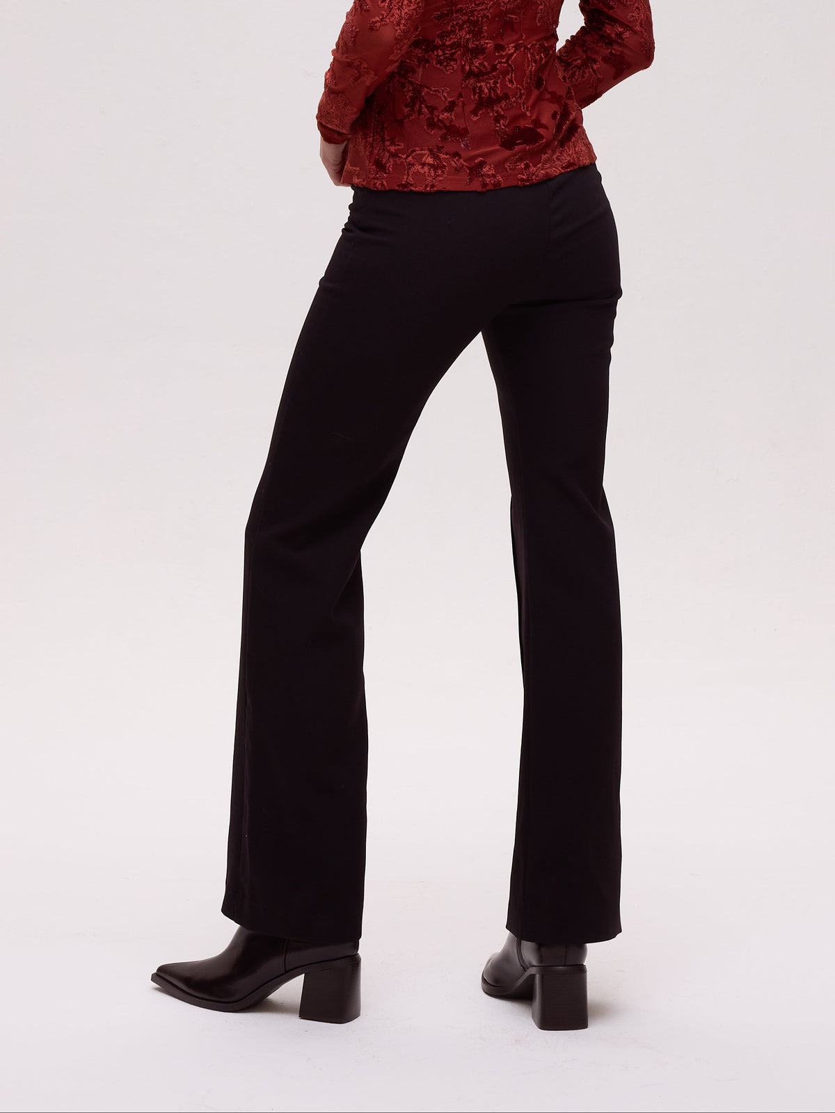 VIENTO BLACK PANT - Pantalón flare crepé negro, una pieza clave para tu look de invitada de boda y fiesta. MIOH es la marca española de moda de evento de referencia