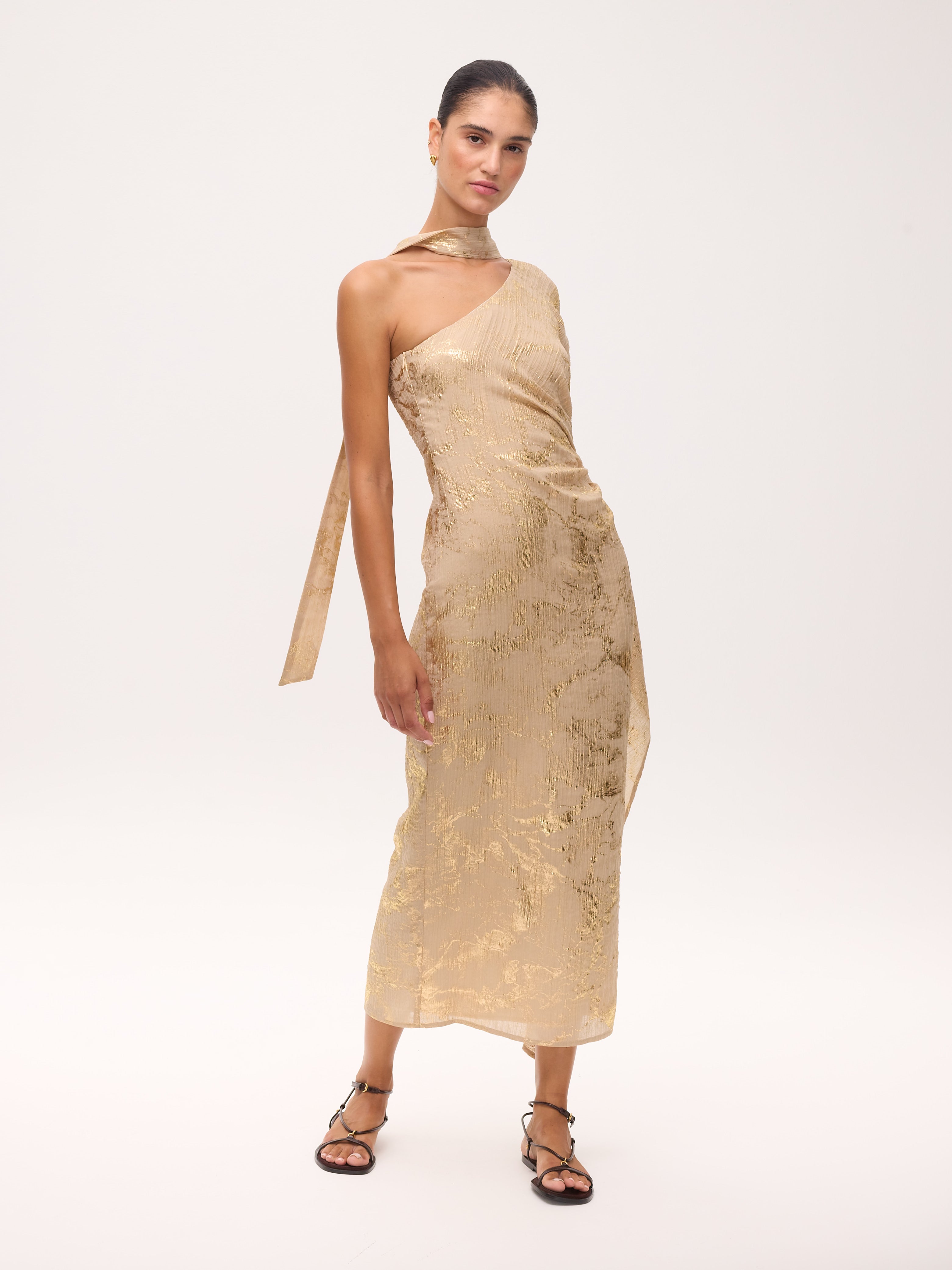 AARON - Vestido asimétrico manga capa nude con lurex, perfecto para invitadas de boda y fiesta spring summer. MIOH es la marca de vestidos de invitada de boda y fiesta de referencia en España