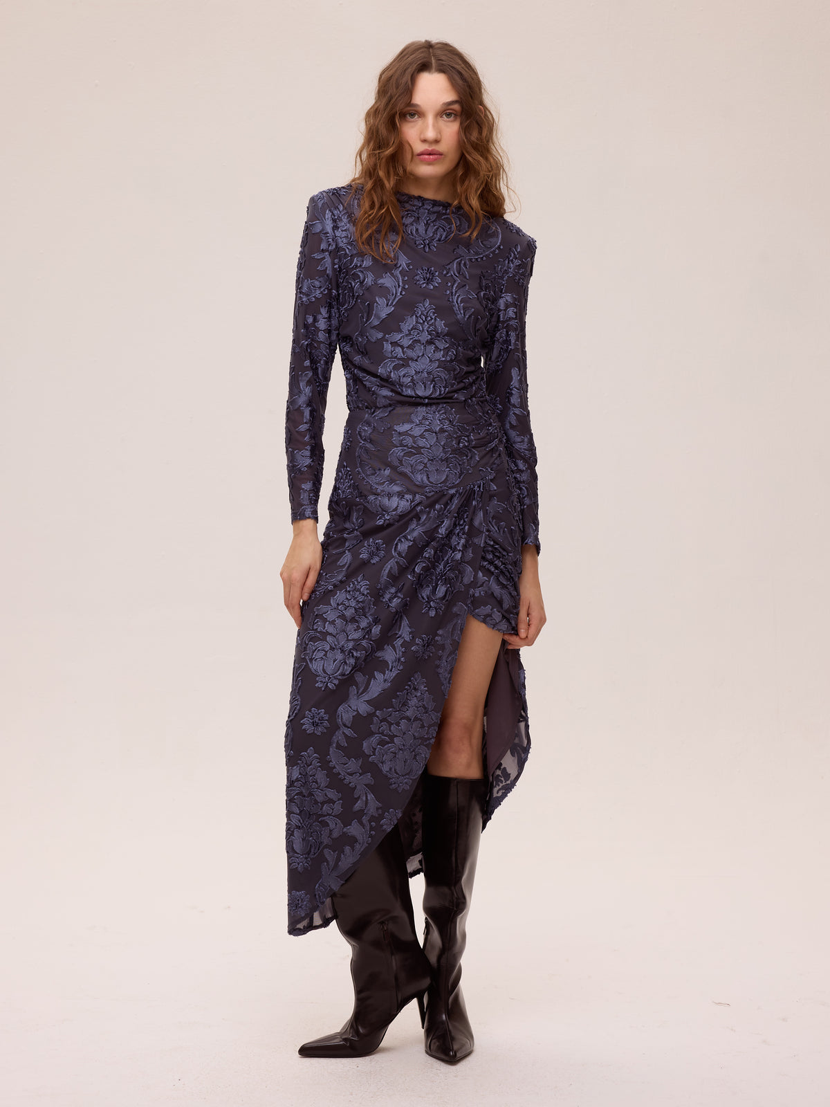 ALBA BLUE - Falda terciopelo devoré azul, una pieza clave para tu look de invitada de boda y fiesta. MIOH es la marca española de moda de evento de referencia