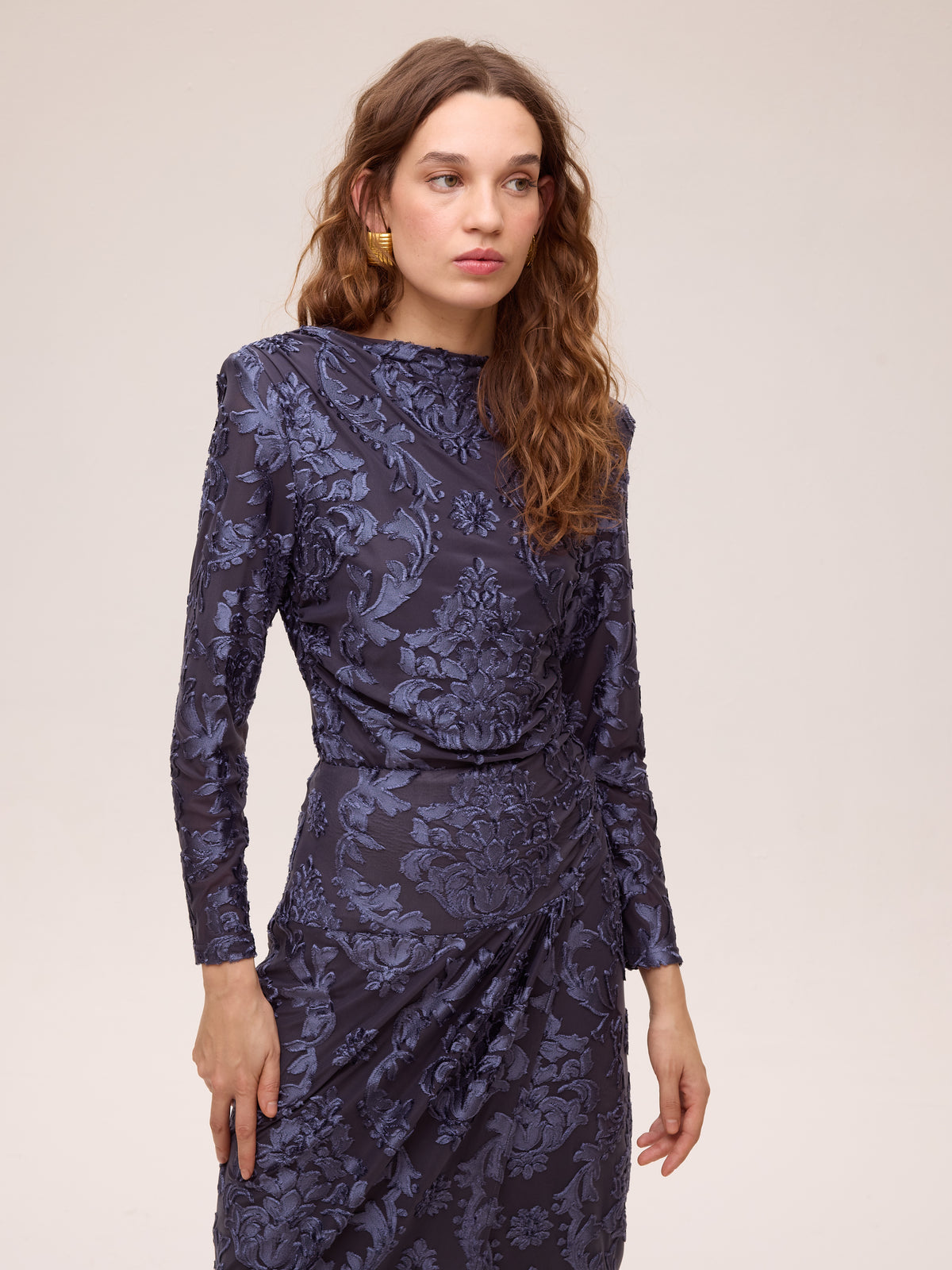ALBA BLUE - Falda terciopelo devoré azul, combínala con el resto de la colección FW26 de MIOH y crea tu look de invitada perfecta