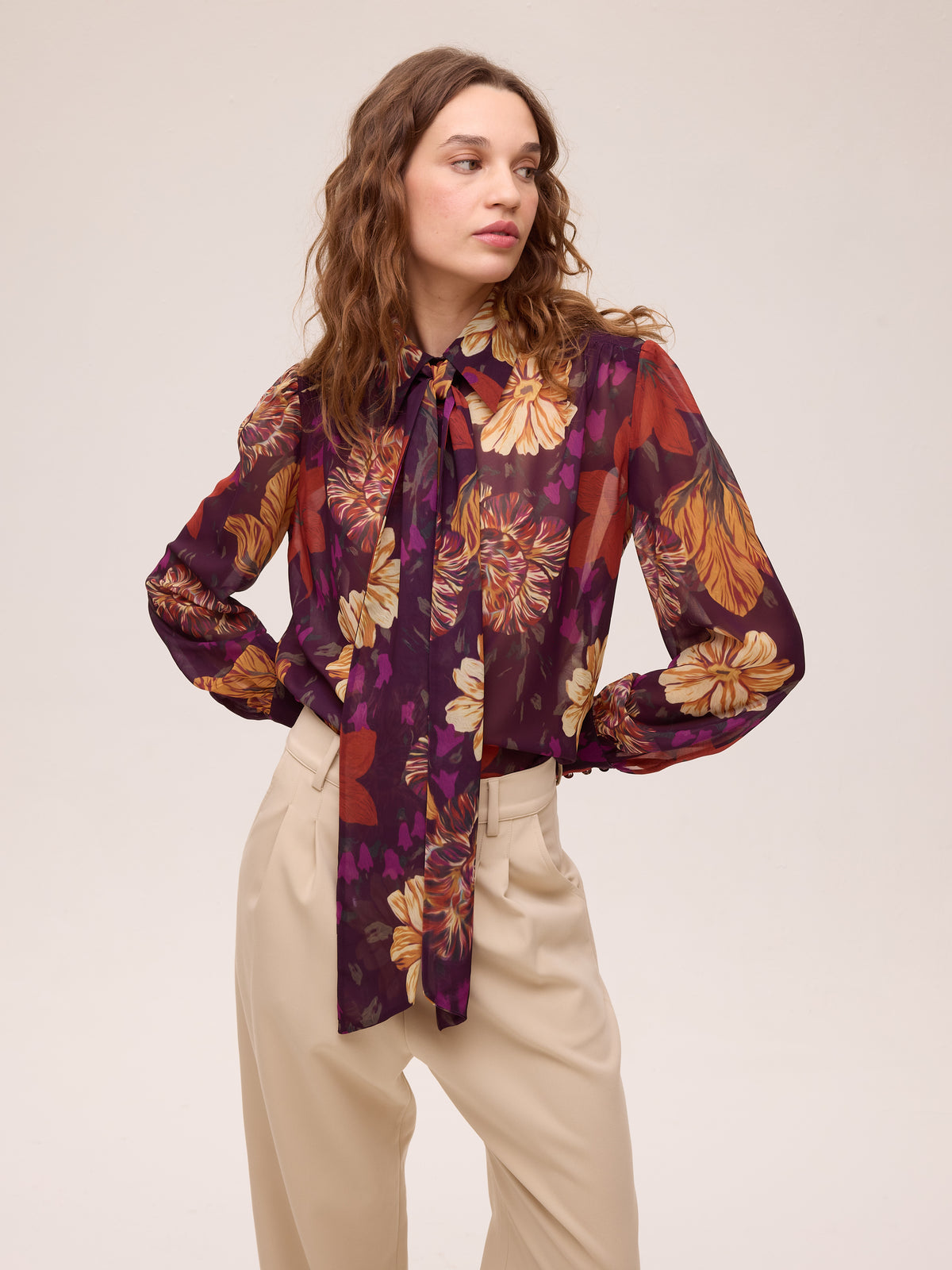 ALLURE FLOWERS - Camisa gasa print flores, combínala con el resto de la colección FW26 de MIOH y crea tu look de invitada perfecta