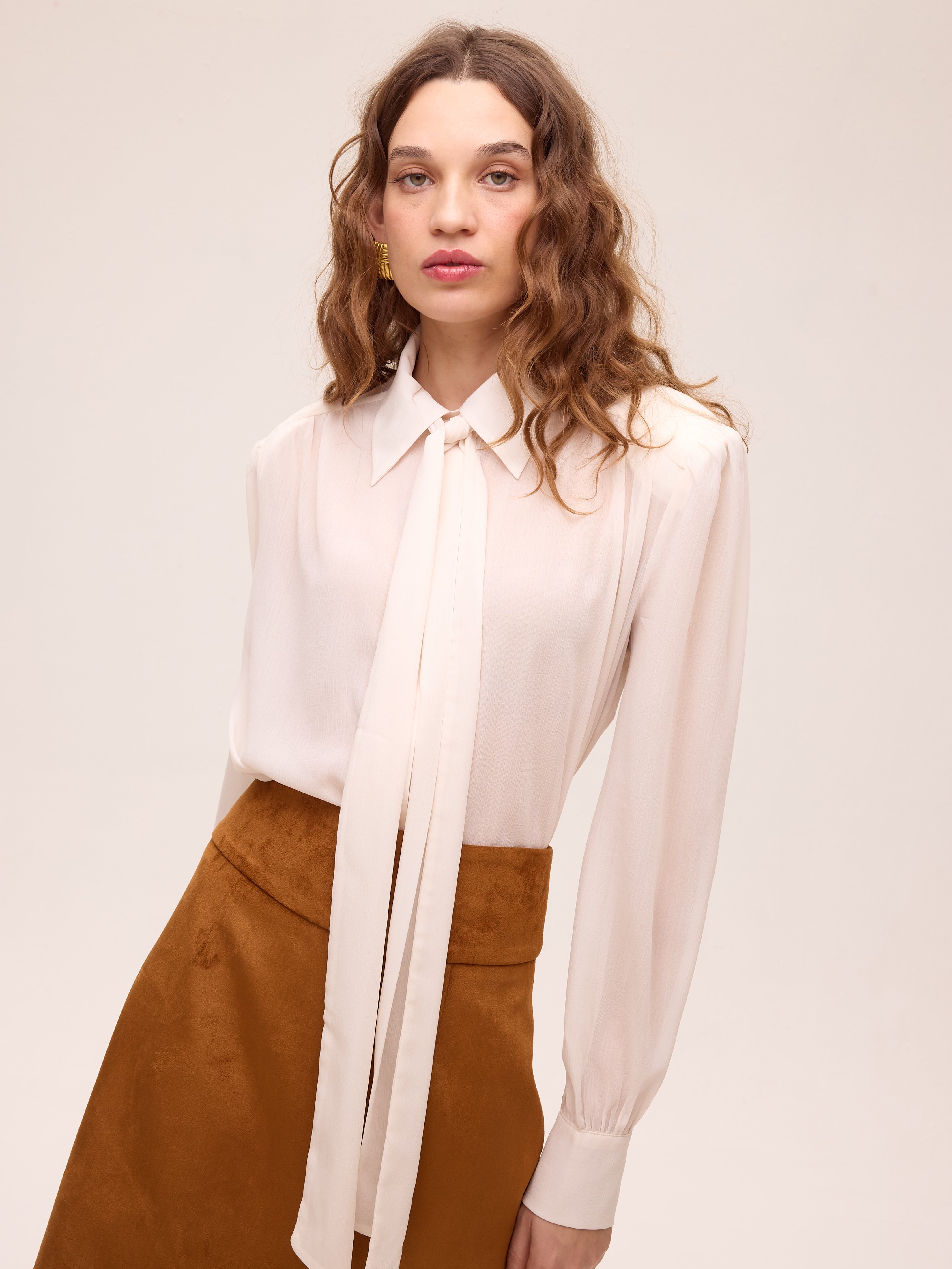 ALLURE WHITE - Camisa gasa textura color blanco, una pieza clave para tu look de invitada de boda y fiesta. MIOH es la marca española de moda de evento de referencia
