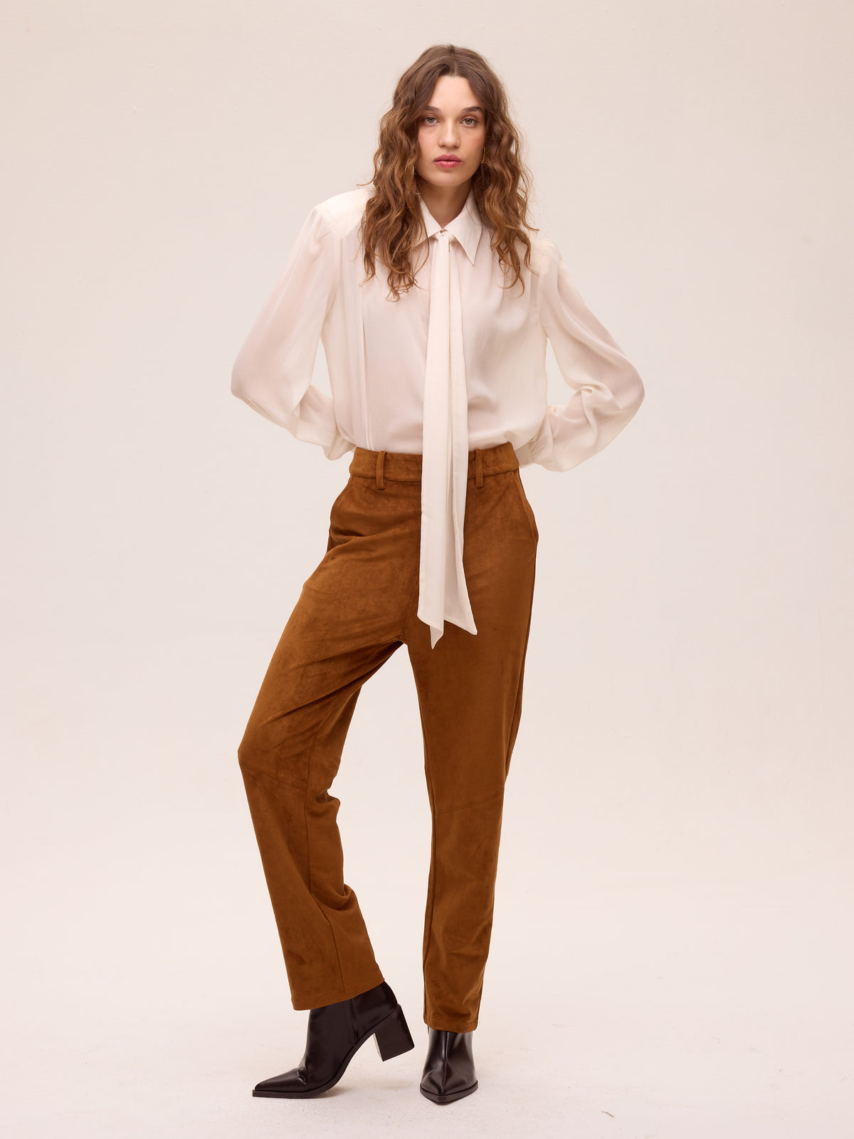 ALLURE WHITE - Camisa gasa textura color blanco, del total look de invitada al día a día más arreglado. MIOH, marca española de moda