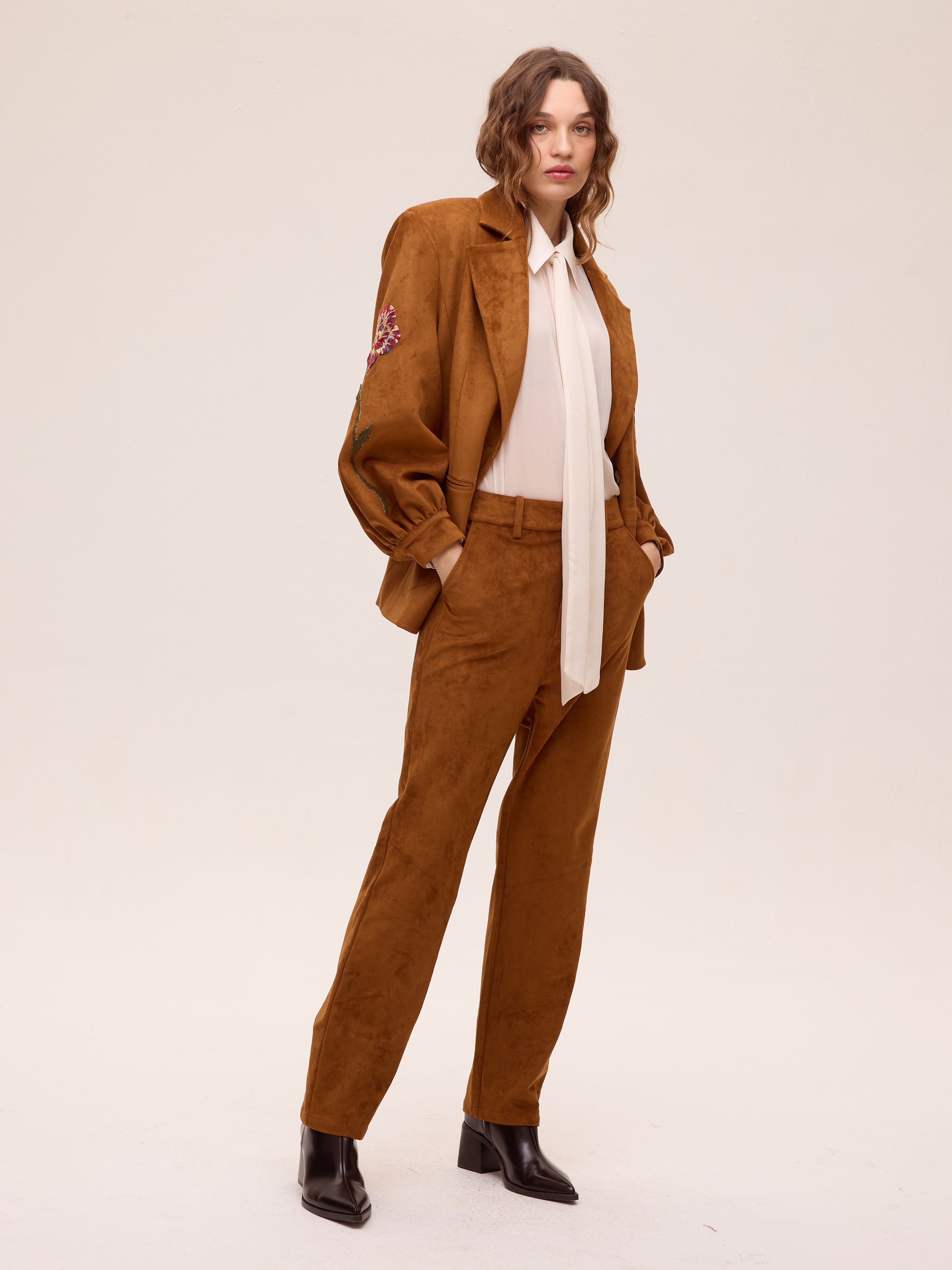 ALLURE WHITE - Camisa gasa textura color blanco, para invitadas que buscan algo diferente. MIOH es la marca española de moda de boda y fiesta más buscada