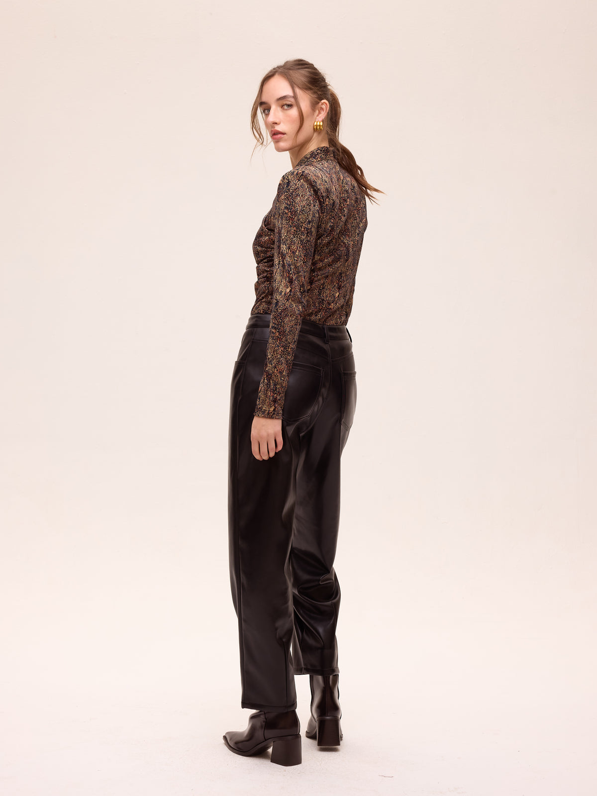 ASTRA LUREX - Top tejido punto lurex, perfecta para crear looks de invitada de otoño invierno. MIOH, marca española de moda en 2026