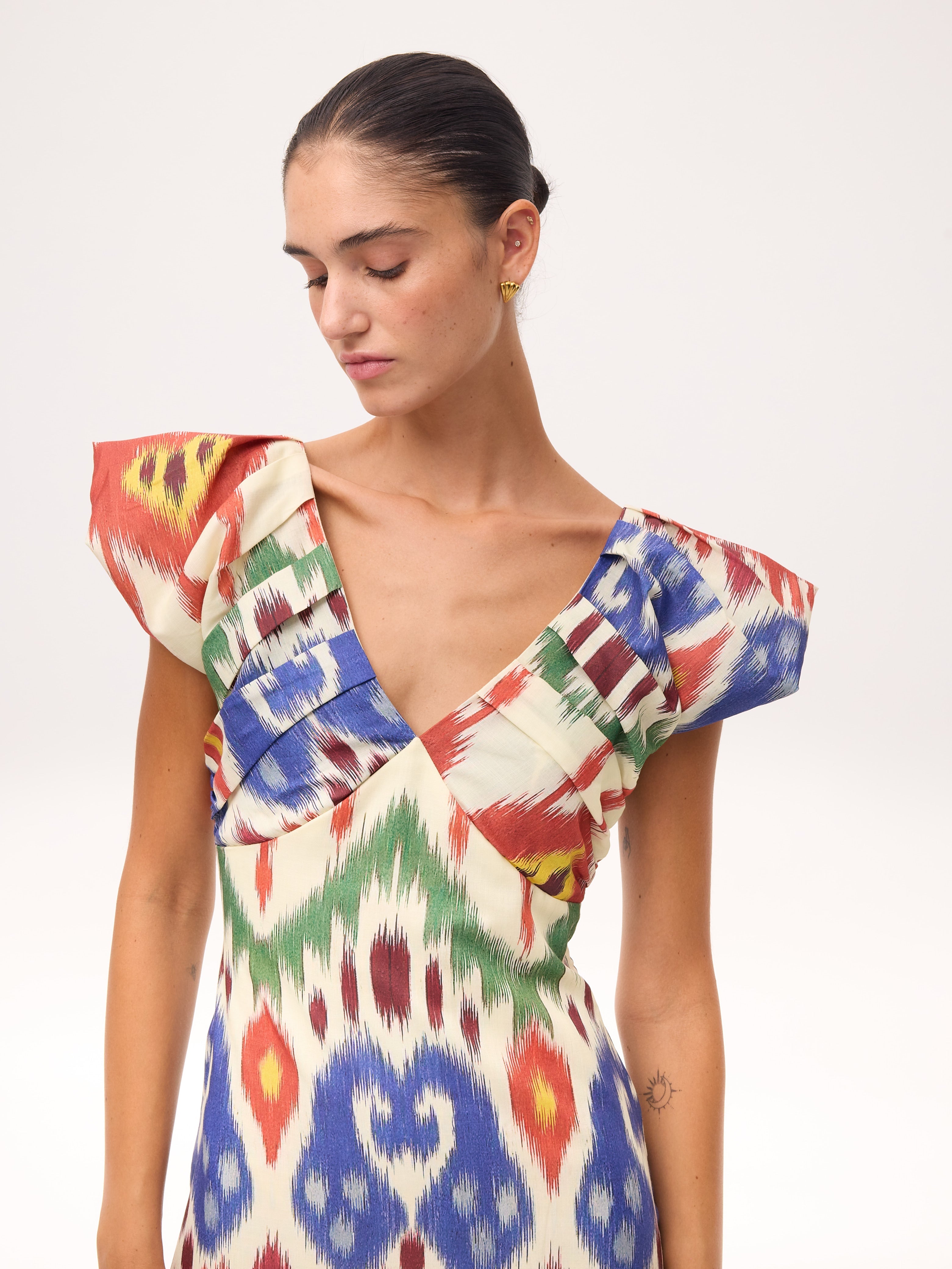 BENVOLIO IKAT - Vestido midi con estampado Ikat multicolor, perfecto para invitadas de boda y fiesta spring summer. MIOH es la marca española de vestidos de fiesta mas de moda, preferida por influencers y famosas de España