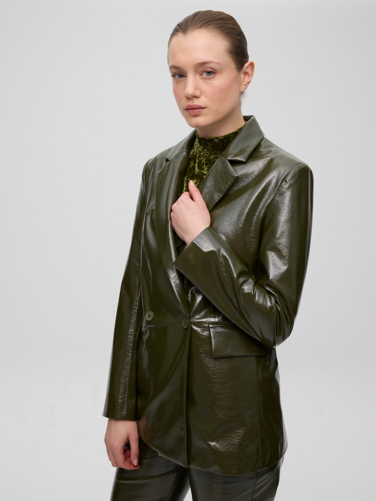 mioh | BIG GREEN - Blazer cruzada vinilo verde. Vestidos de fiesta para invitadas de boda perfectas. Marca española de moda