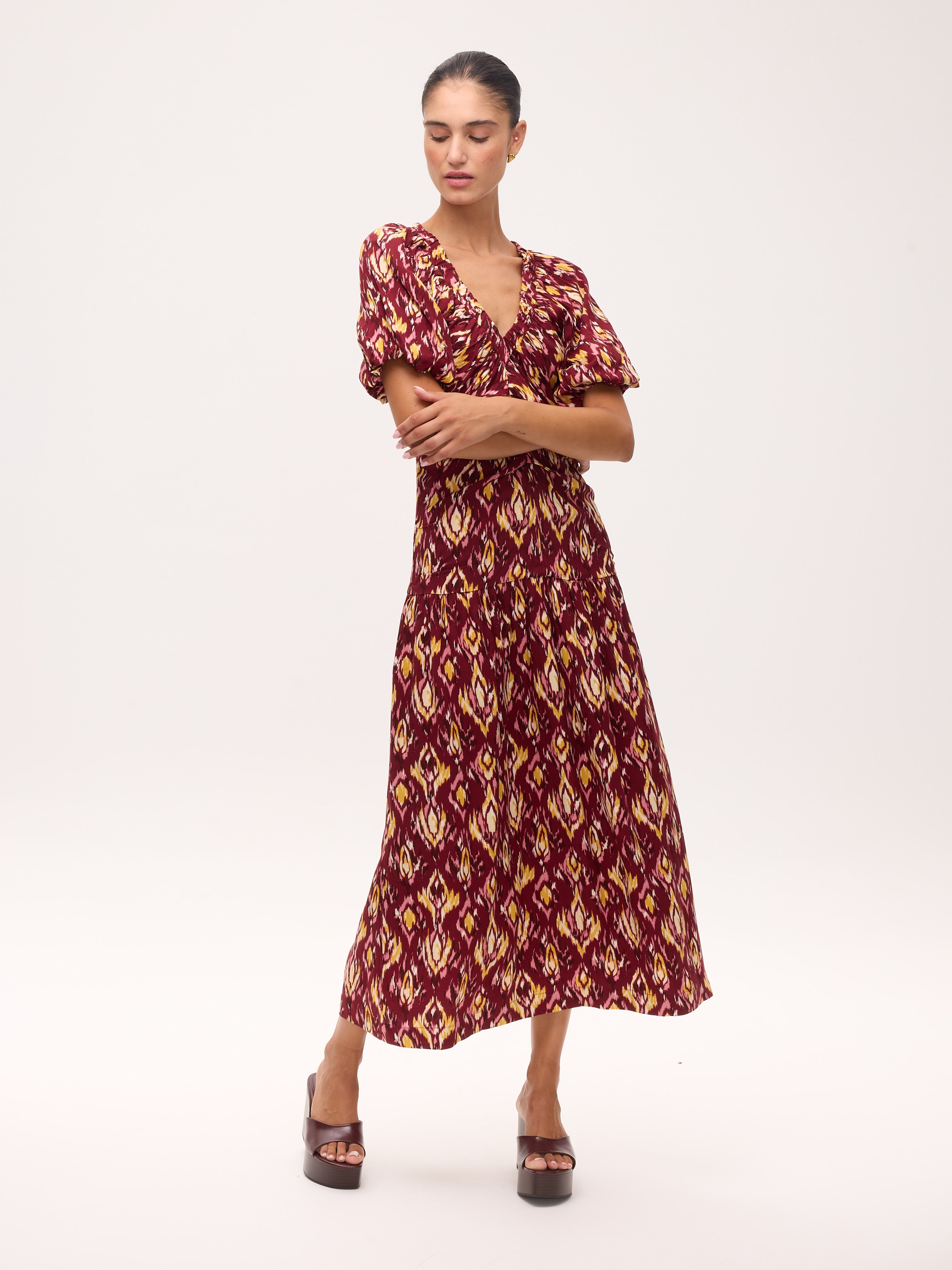 CAMILO IKAT - Vestido largo burdeos con estampado Ikat, para invitadas de boda, fiesta y eventos de primvera y verano. MIOH es la marca que eligen las influencers de España para sus eventos, como bodas y fiestas