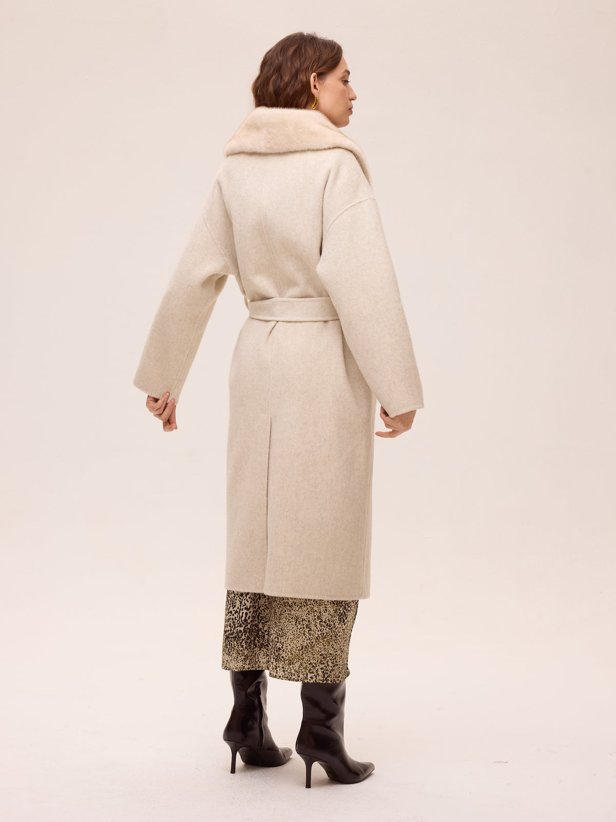 CANVAS BEIGE - Abrigo largo de lana con cuello faux fur, abrigo de la colección FW26 de MIOH, marca española de moda de invitada de boda y de fiesta