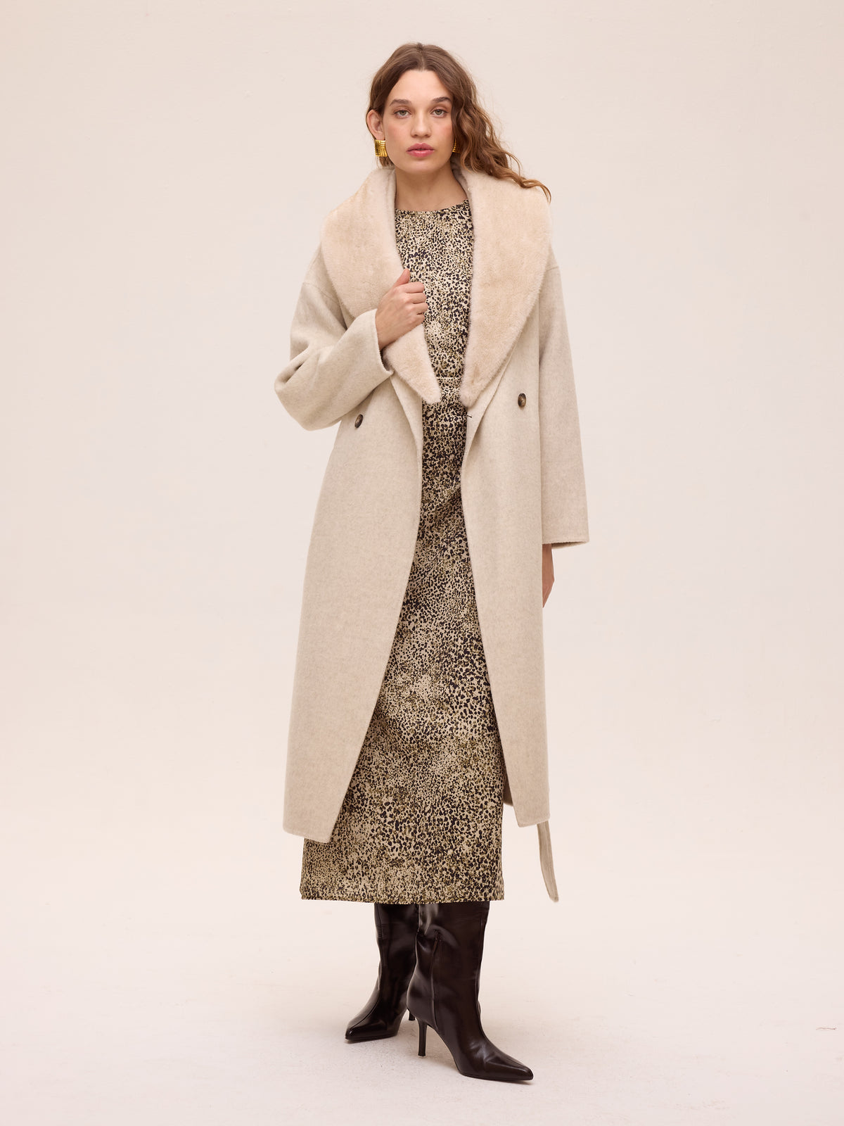 CANVAS BEIGE - Abrigo largo de lana con cuello faux fur, abrigos y chaquetones diseñados en España por MIOH para la invitada perfecta