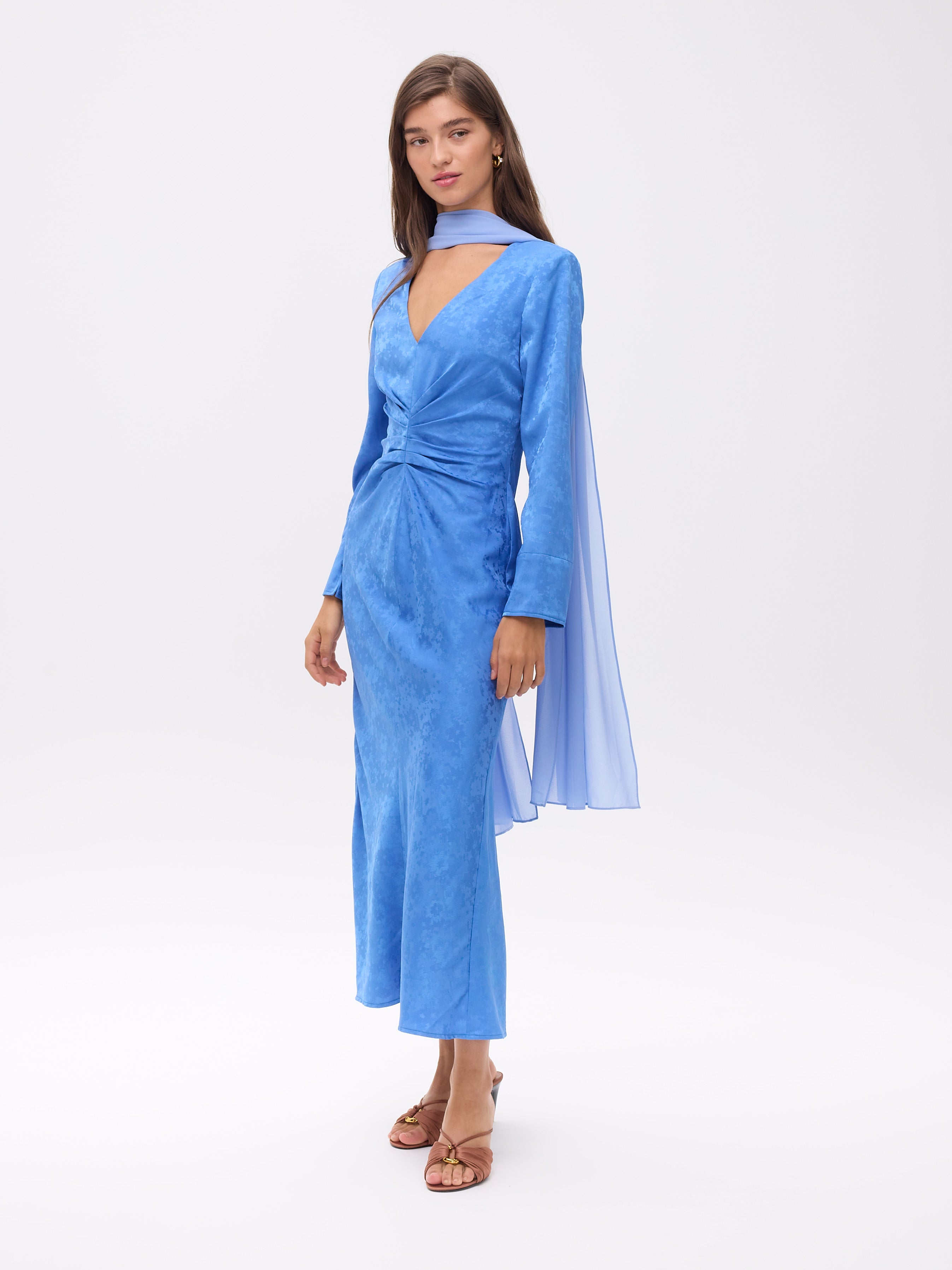 CAPE BLUE - Capa icy blue, perfecto para invitadas de boda y fiesta spring summer. MIOH es la marca española de vestidos de fiesta mas de moda, preferida por influencers y famosas de España