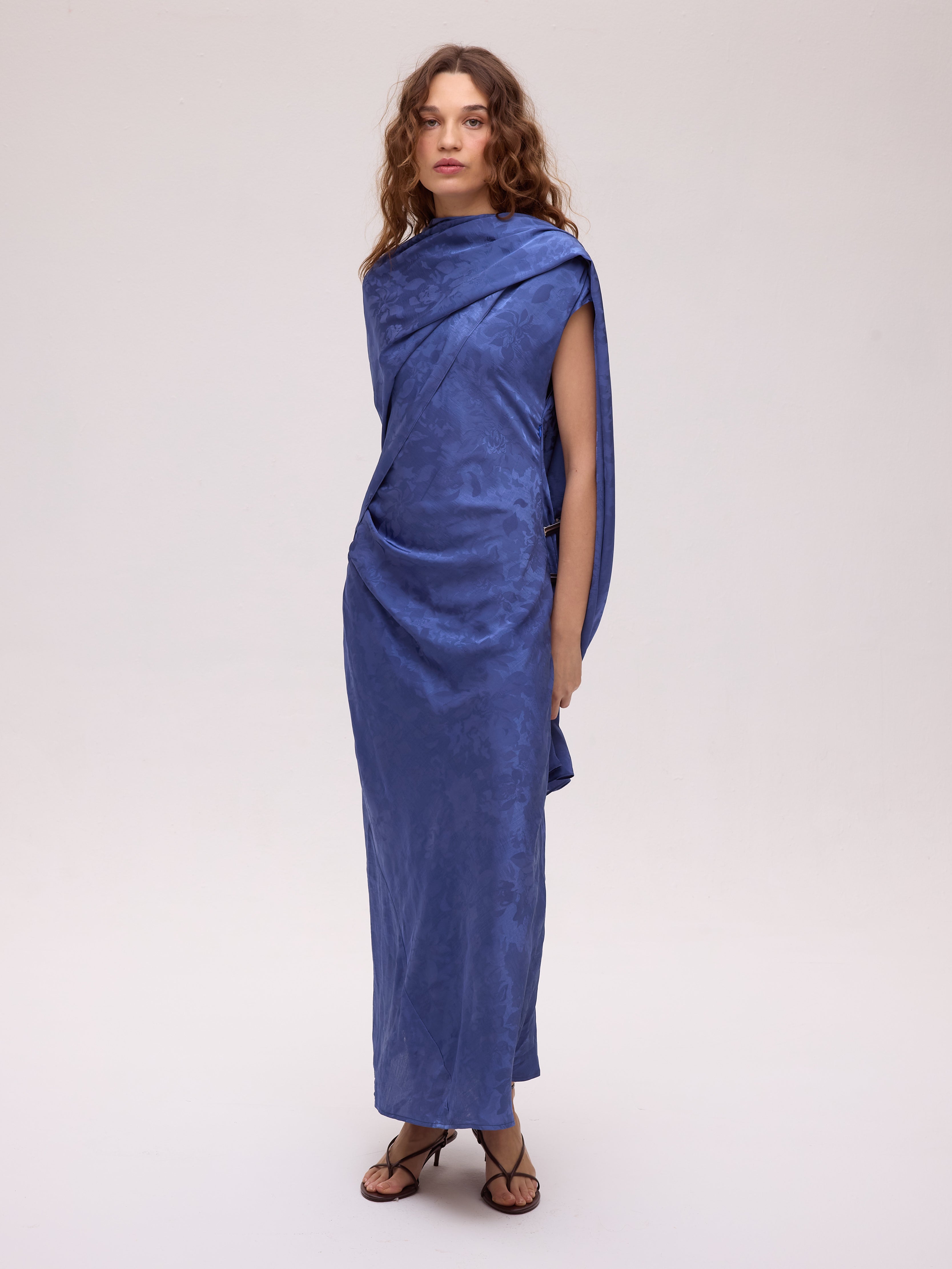 CAPE ETOILE BLUE - Capa fular azul, el complemento que eleva tu look de invitada de boda. MIOH, marca española de moda de fiesta