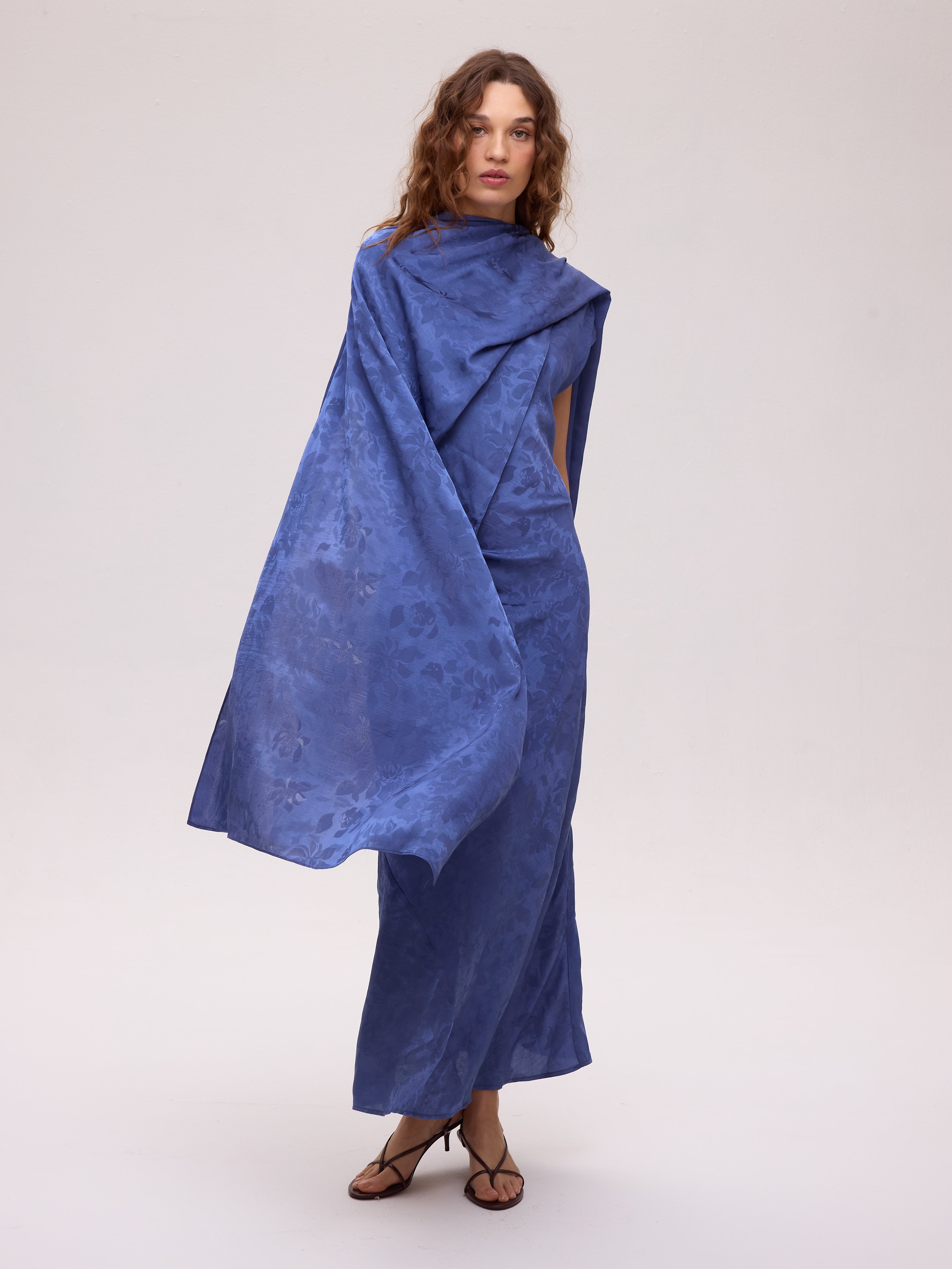 CAPE ETOILE BLUE - Capa fular azul, perfecto para bodas y eventos de otoño invierno. MIOH, moda de invitada hecha en España