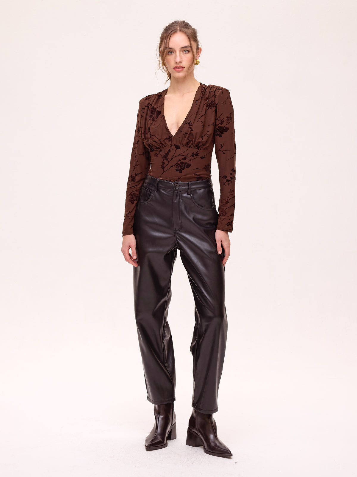 CHILL BROWN - Top flocado corte imperio marrón, una pieza clave para tu look de invitada de boda y fiesta. MIOH es la marca española de moda de evento de referencia