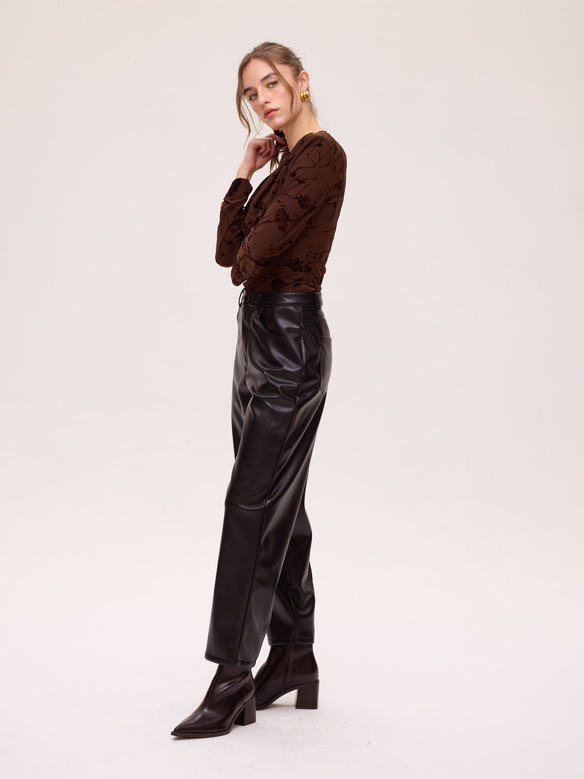 CHILL BROWN - Top flocado corte imperio marrón, una pieza clave para tu look de invitada de boda y fiesta. MIOH es la marca española de moda de evento de referencia