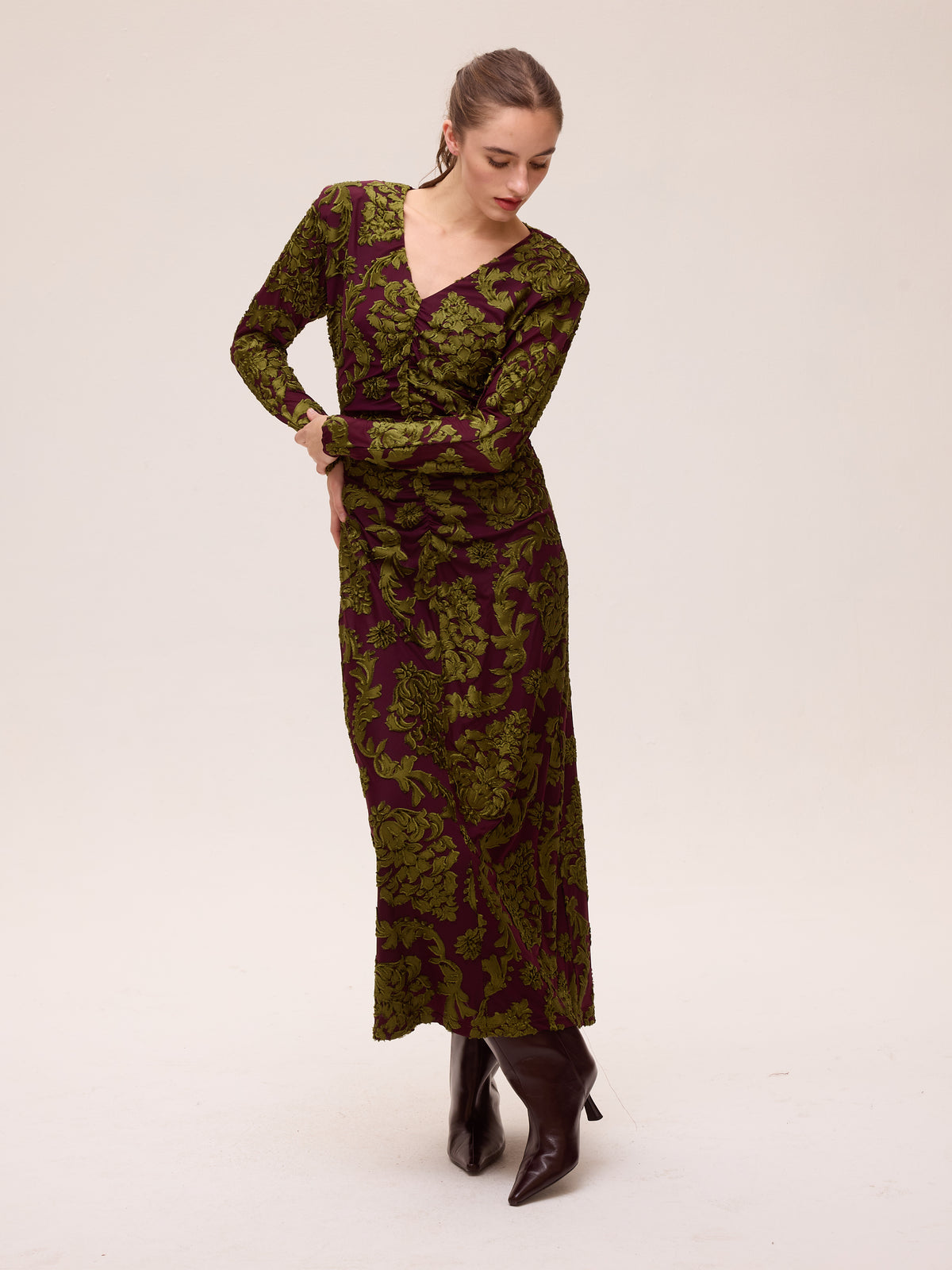 CRISTAL VELVET - Vestido escote pico terciopelo devoré, un vestido de invitada de boda con el sello de MIOH, la marca de moda española más buscada en 2026