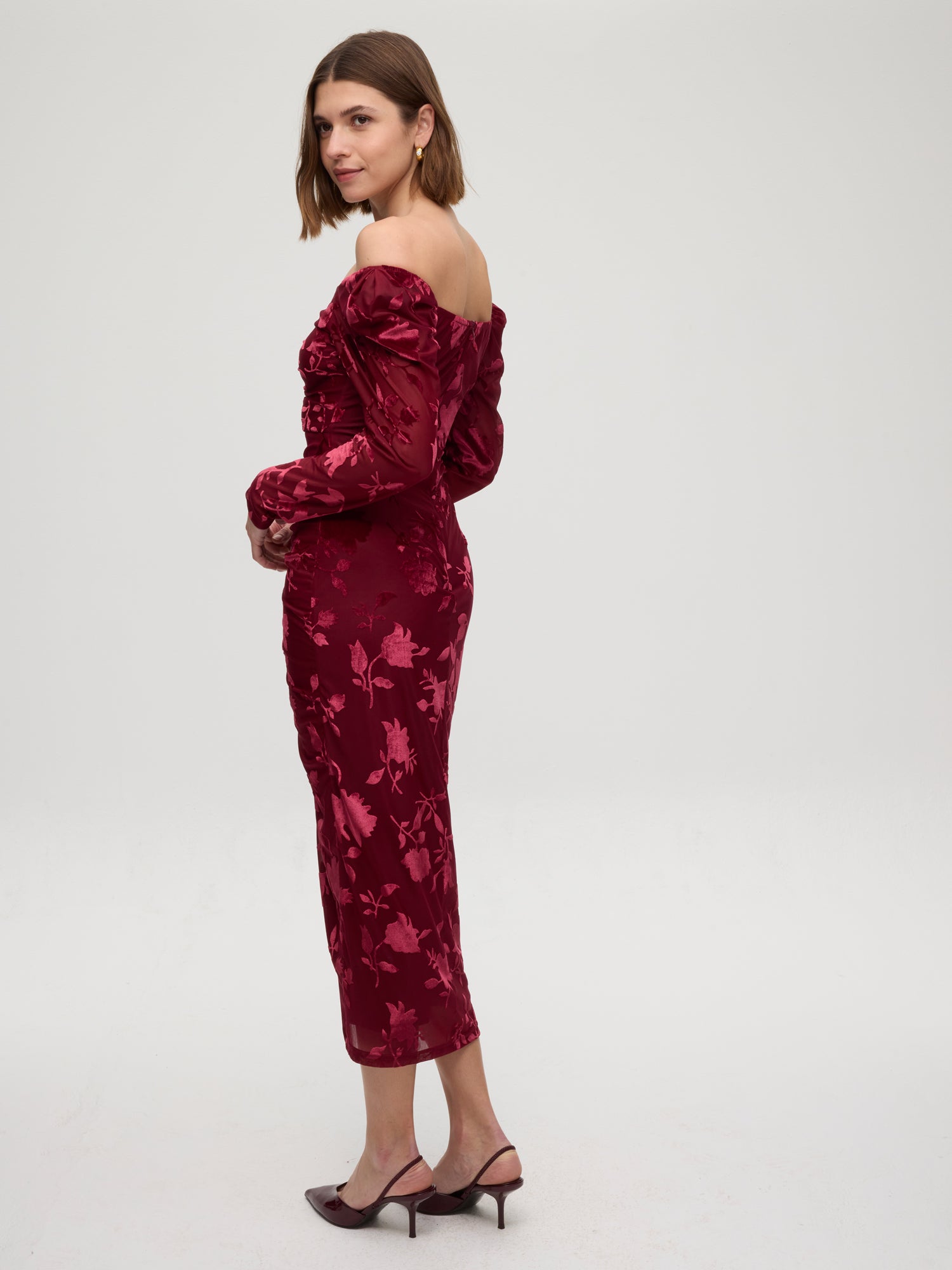 mioh | DAME - Vestido midi drapeado flores flocadas grana. Vestidos de fiesta para invitadas de boda perfectas. Marca española de moda