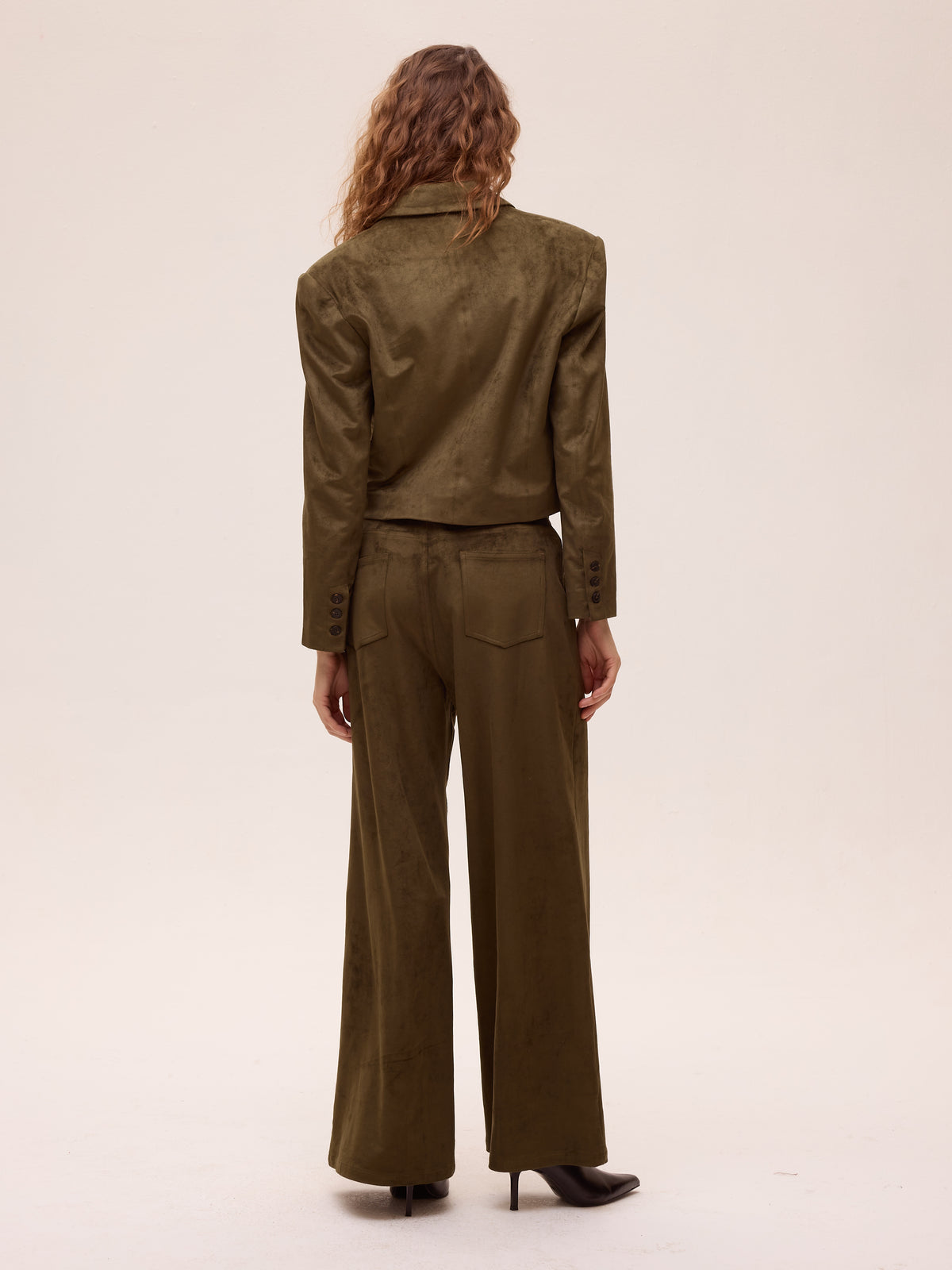 DUSK SUEDE PANT - Pantalón cinco bolsillos ante verde, combínala con el resto de la colección FW26 de MIOH y crea tu look de invitada perfecta