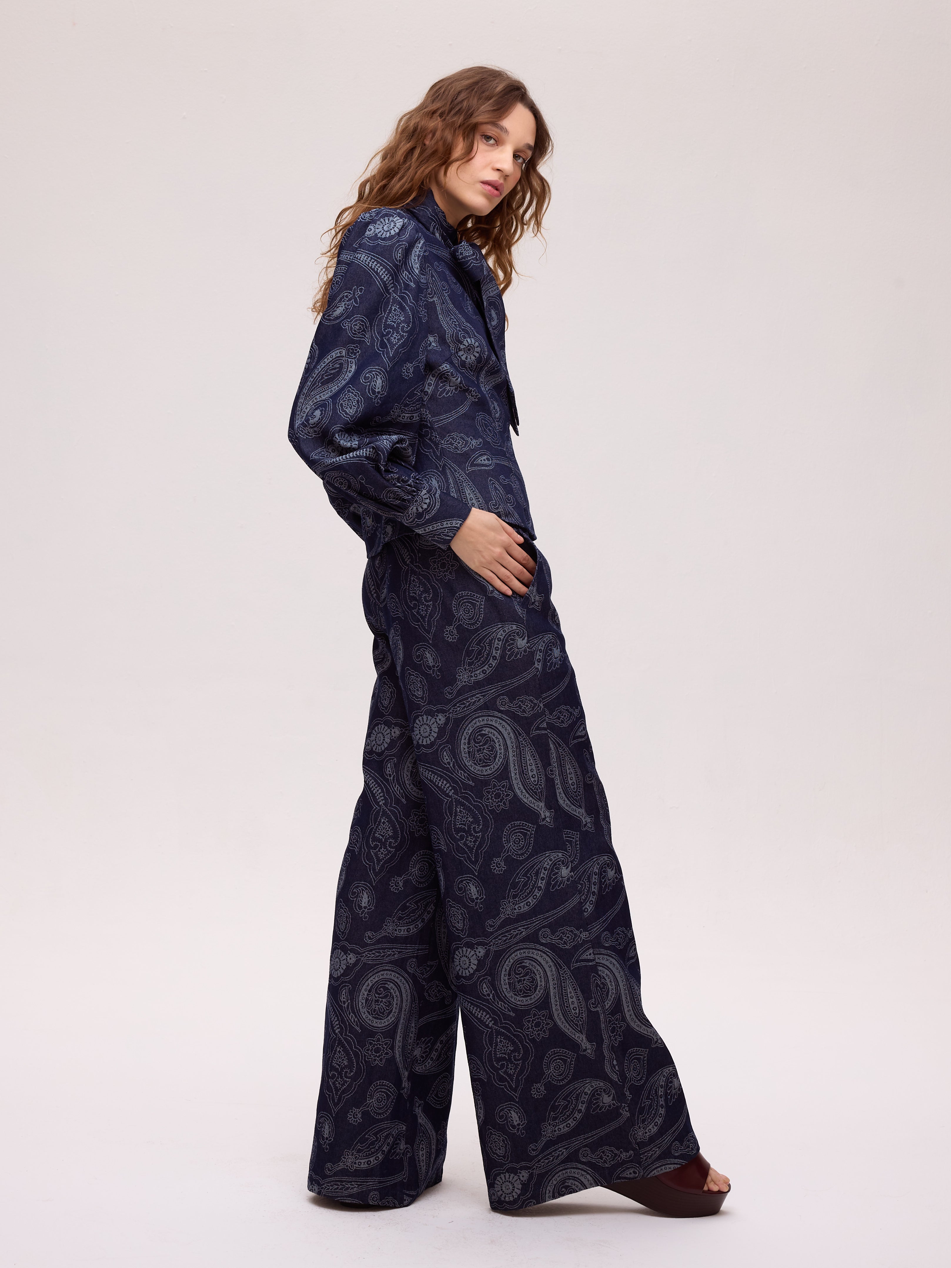 EARTH DENIM PANT - Pantalón vaquero wide leg, ideal para bodas de tarde, cócteles, bautizos y comuniones. MIOH, moda de invitada hecha en España