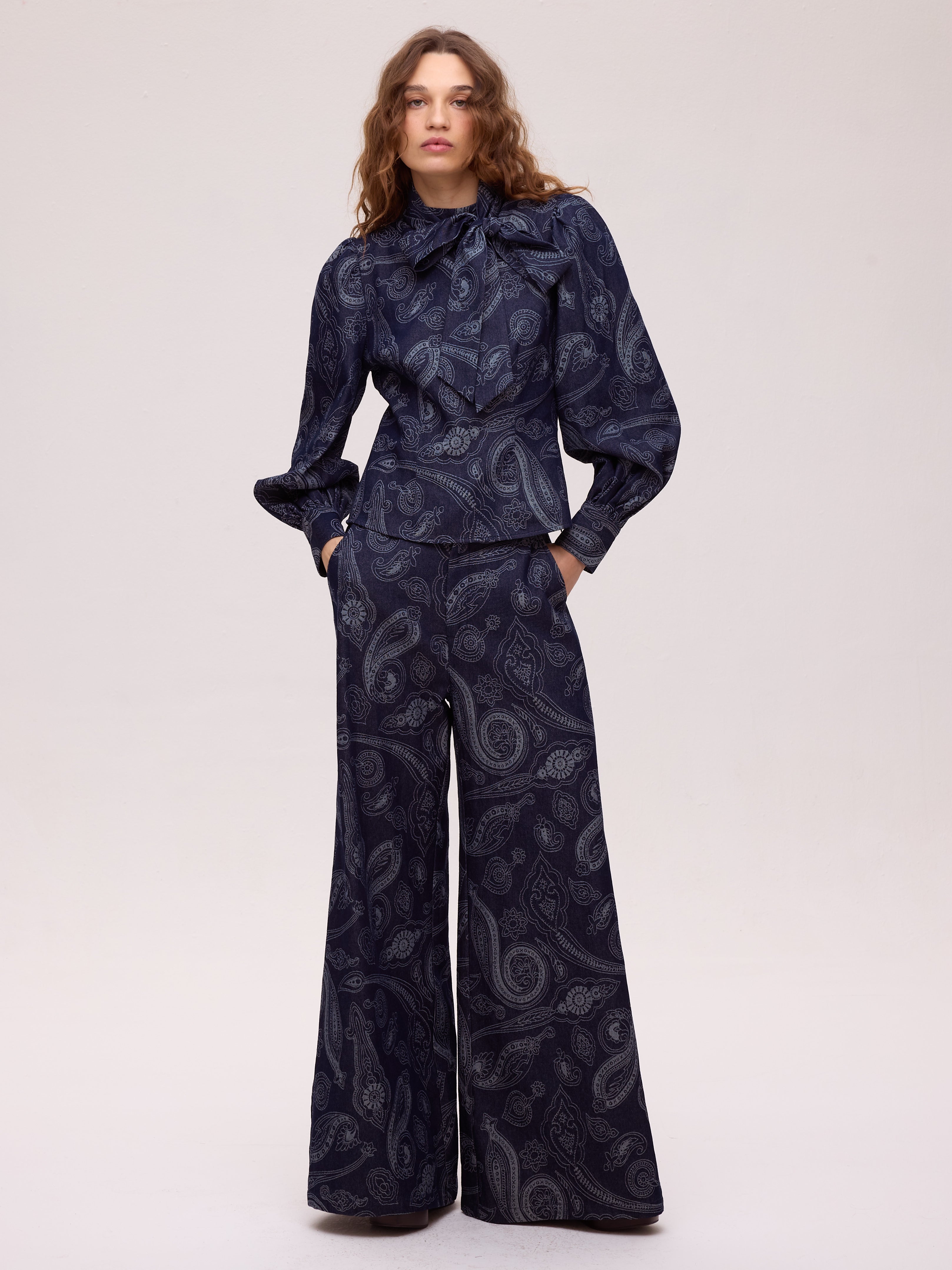 EARTH DENIM TOP - Camisa vaquera print paisley lazada, una pieza clave para tu look de invitada de boda y fiesta. MIOH es la marca española de moda de evento de referencia