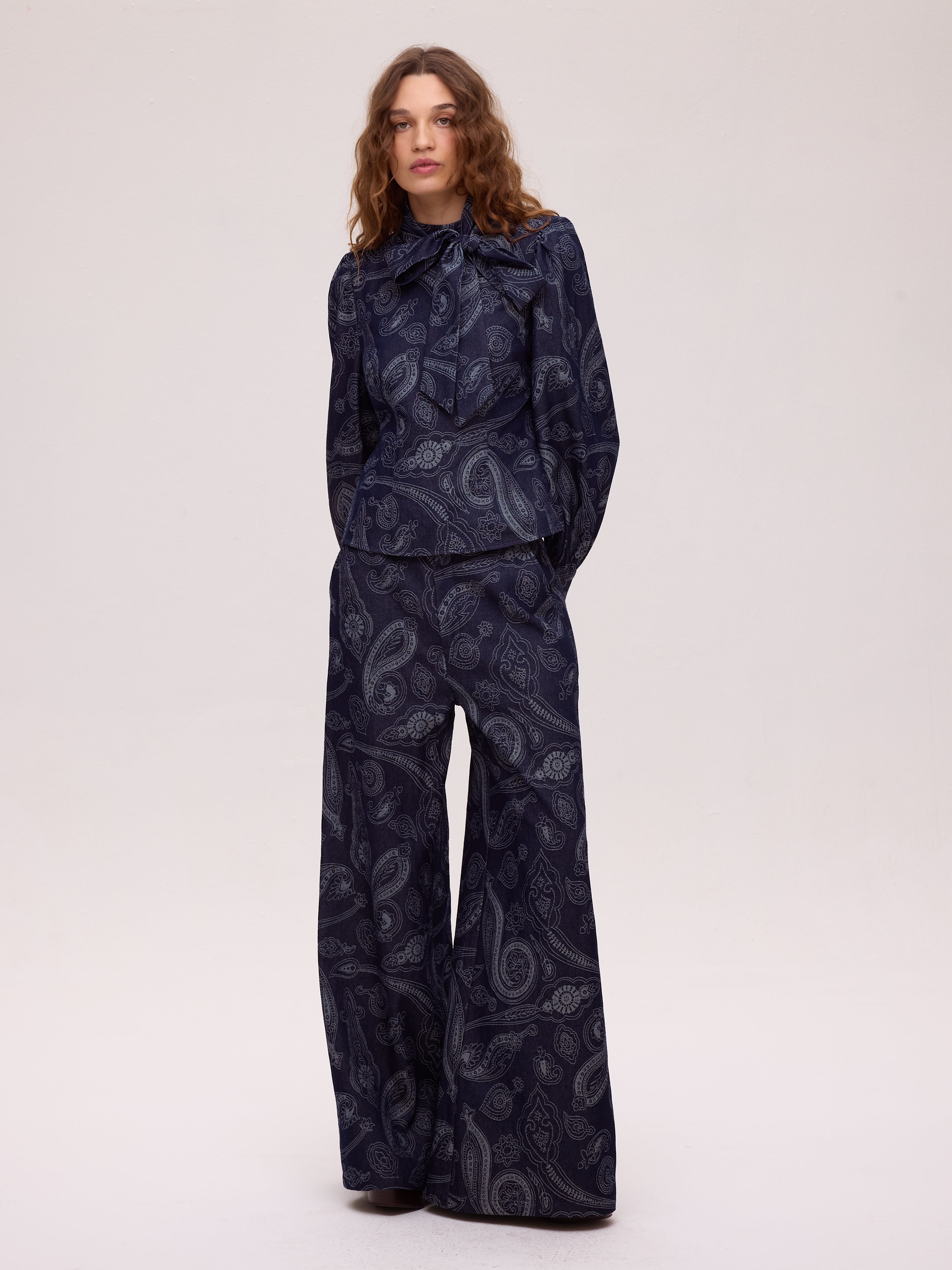EARTH DENIM TOP - Camisa vaquera print paisley lazada, perfecta para crear looks de invitada de otoño invierno. MIOH, marca española de moda en 2026