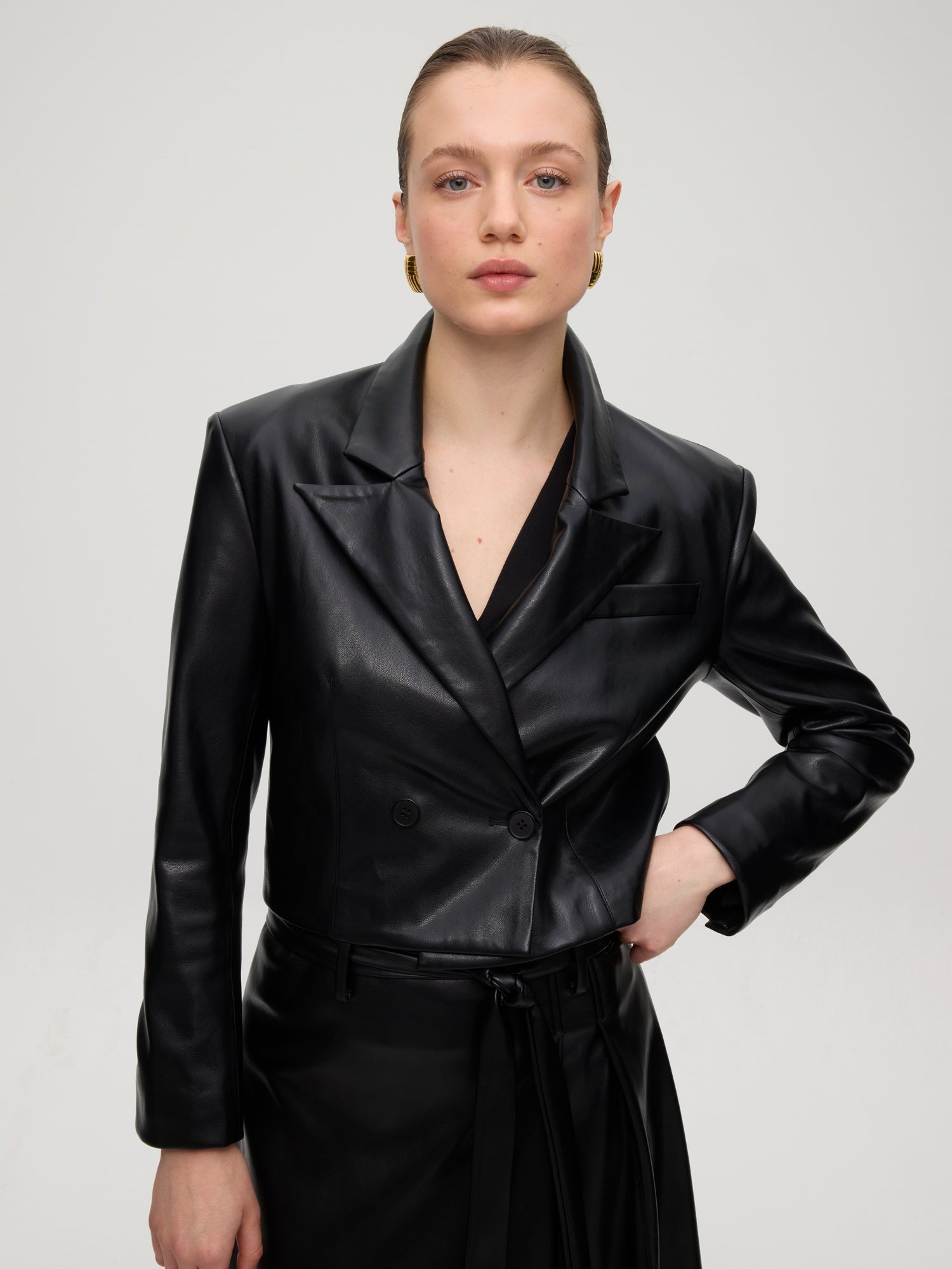 mioh | EMPIRE BLACK - Blazer cropped efecto piel negra. Vestidos de fiesta para invitadas de boda perfectas. Marca española de moda