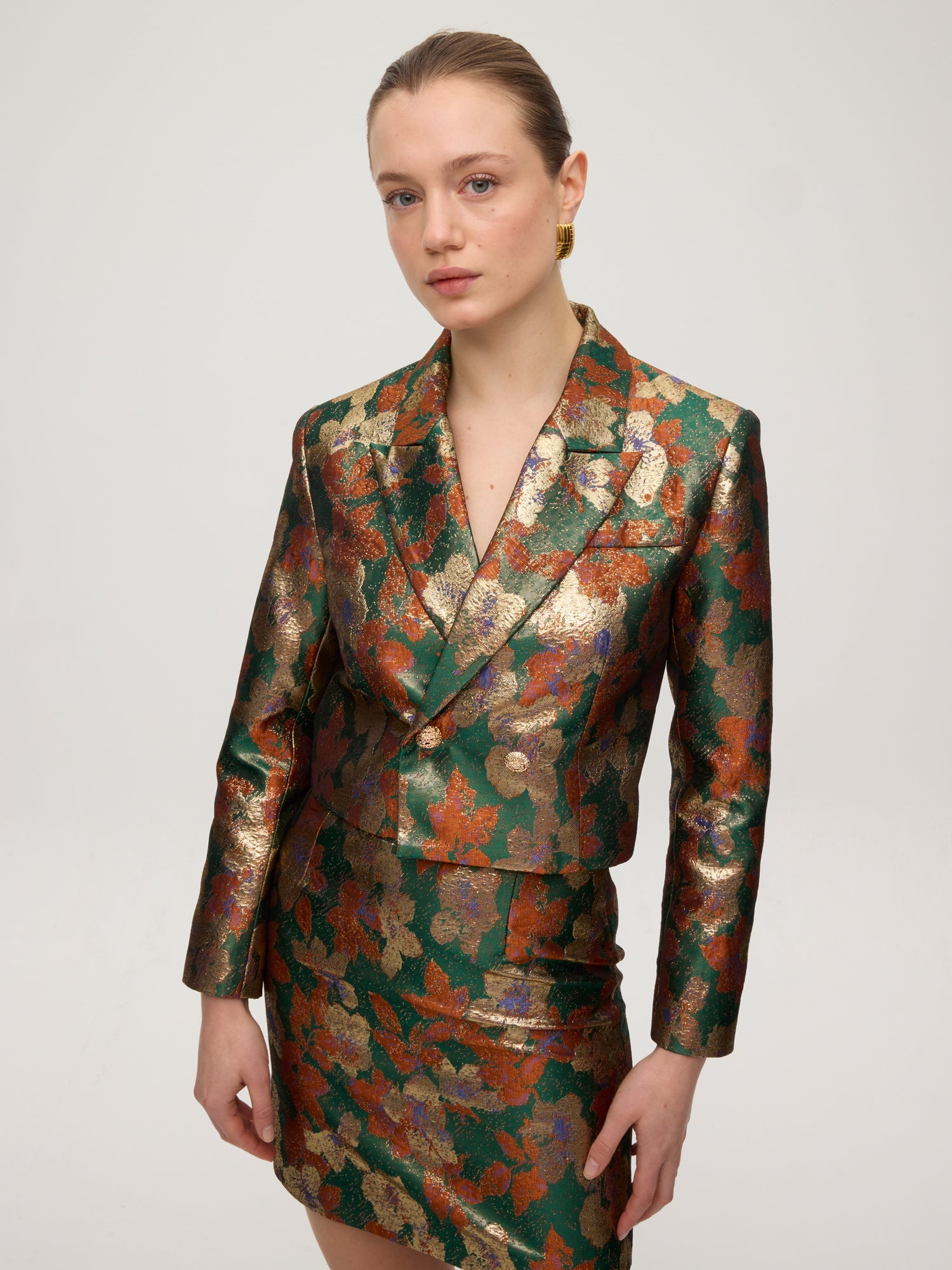 mioh | EMPIRE FLOWERS - Americana cropped flores verde. Vestidos de fiesta para invitadas de boda perfectas. Marca española de moda