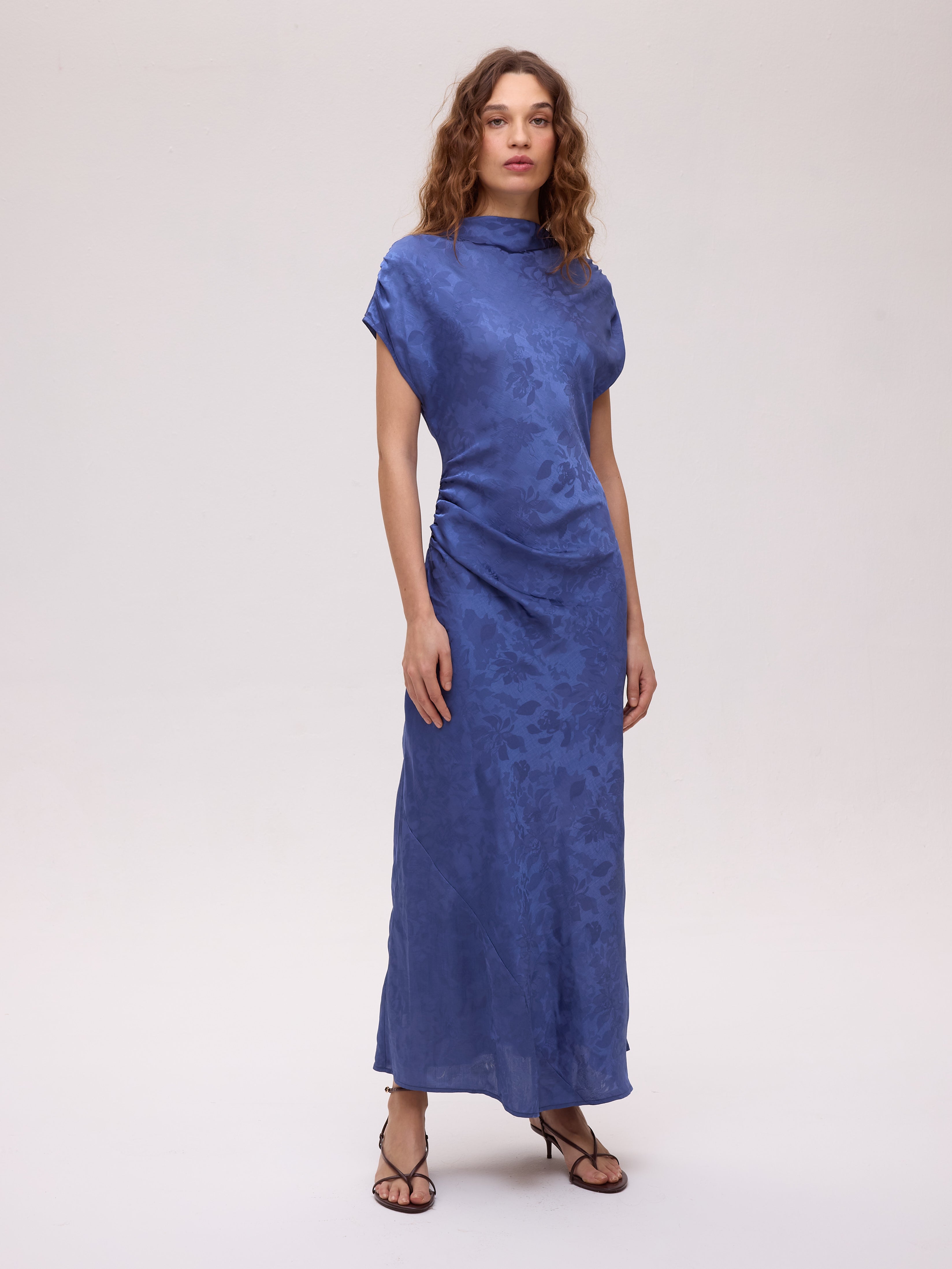 ETOILE BLUE - Vestido largo tejido jacquard azul, el look de invitada perfecta firmado por MIOH, marca española de vestidos de fiesta y de boda