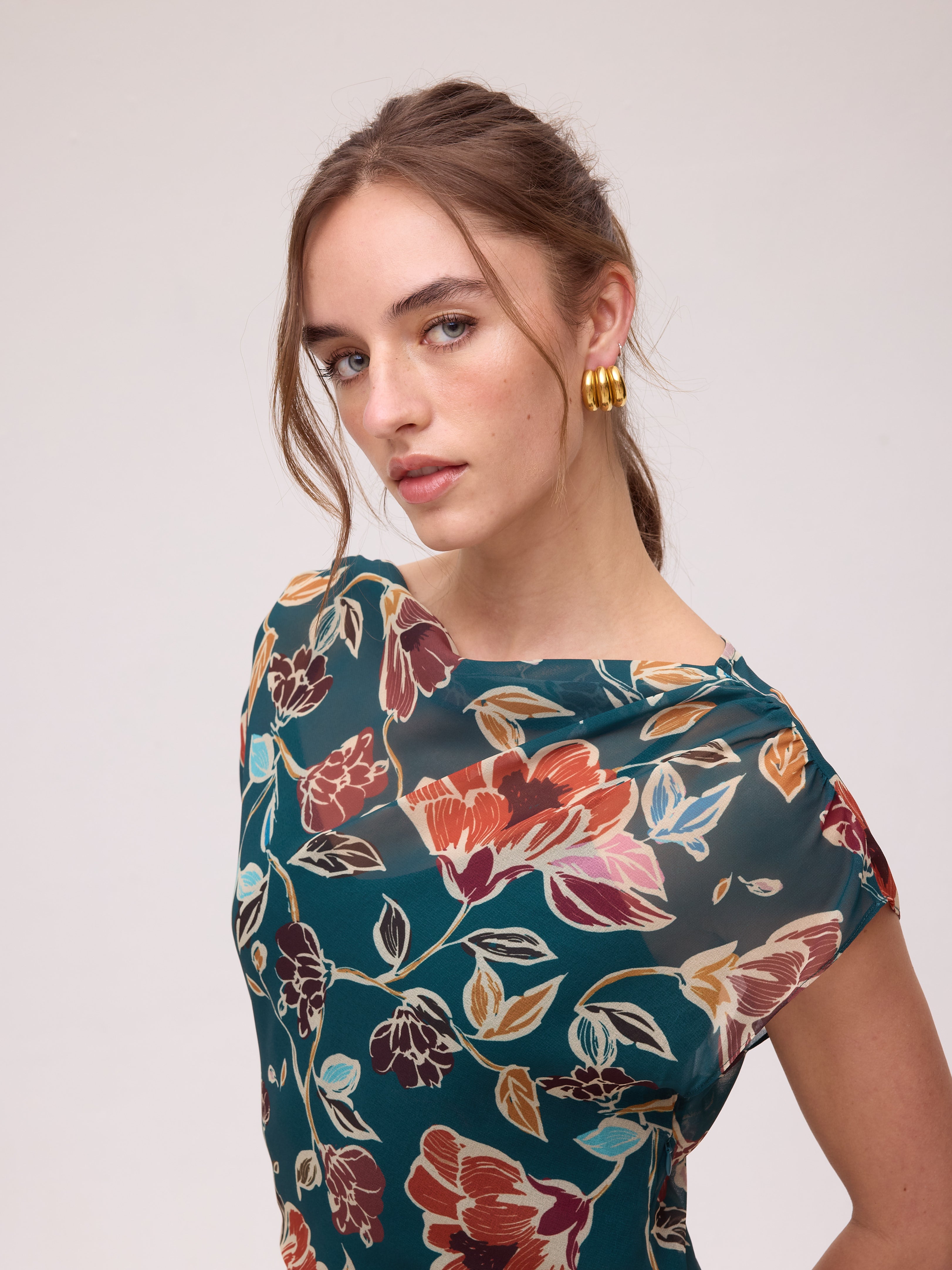 ETOILE FLOWERS - Vestido largo gasa estampado flores, para brillar como invitada en cualquier evento. MIOH, la marca española de vestidos de fiesta más de moda en 2026