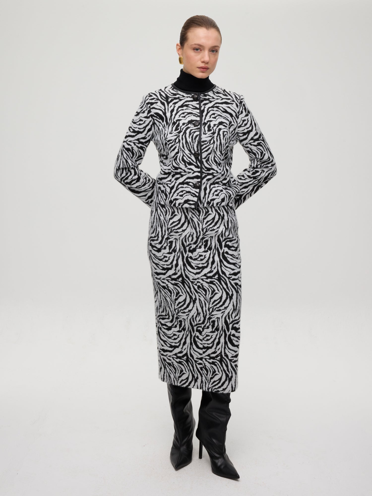 mioh | FALLS CEBRA - Chaqueta cuello redondo tejido cebra. Vestidos de fiesta para invitadas de boda perfectas. Marca española de moda