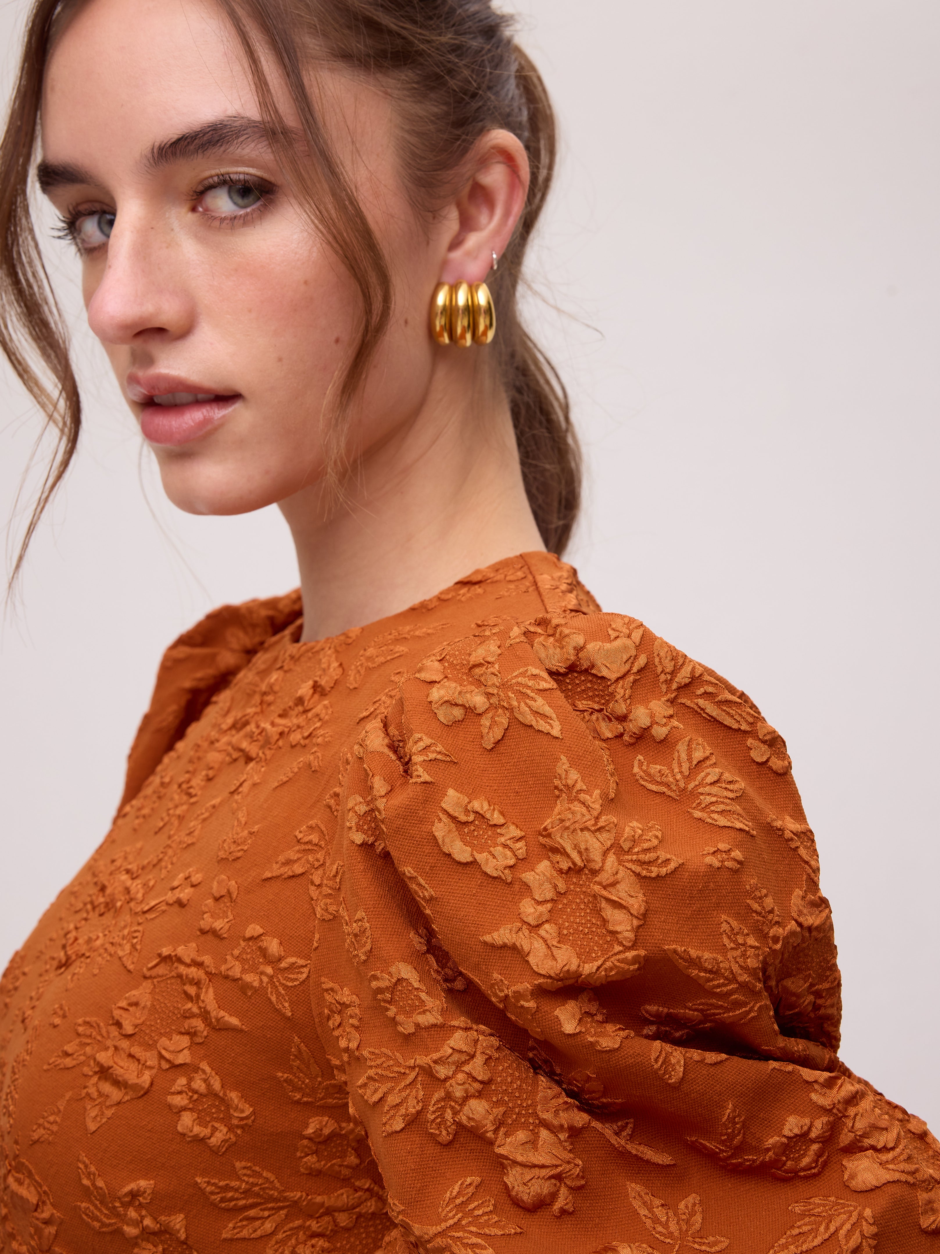 FIORE ORANGE - Vestido brocado floral escote espalda, vestido de invitada de boda de la colección otoño invierno de MIOH, diseñado en España