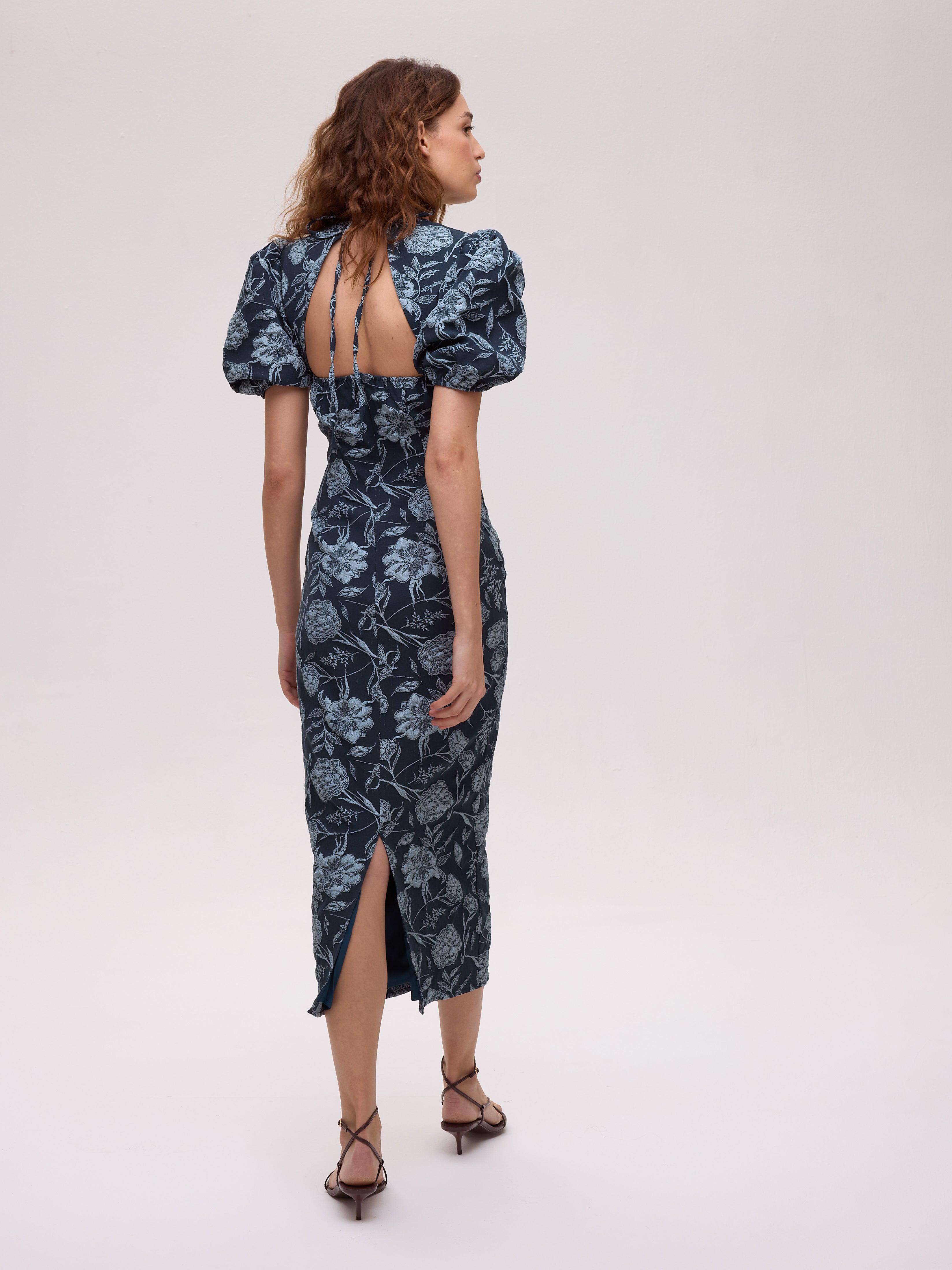 FIORE TEAL - Vestido brocado flores escote espalda, vestido de invitada de boda de la colección otoño invierno de MIOH, diseñado en España