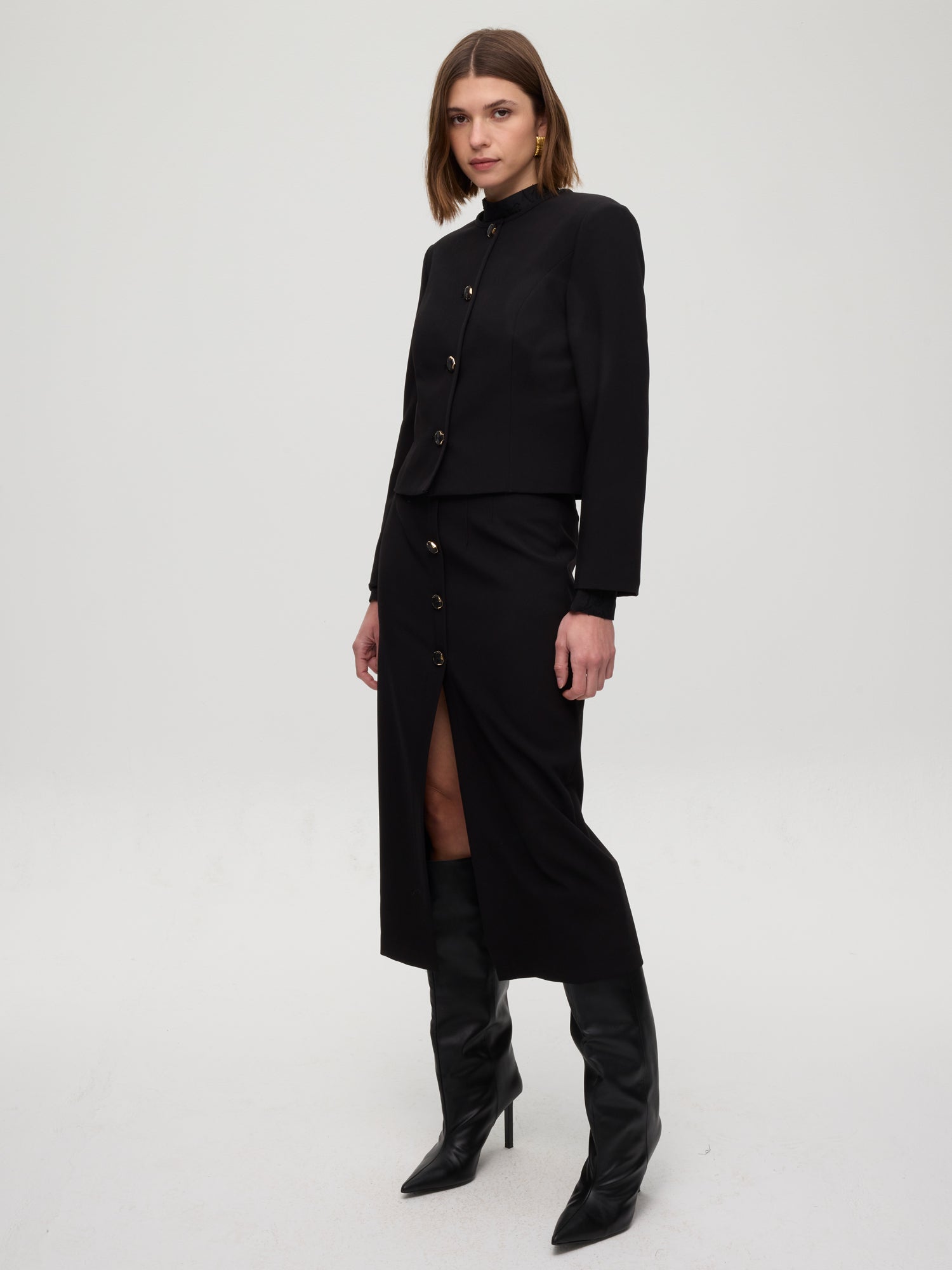 mioh | FORT JACKET - Chaqueta cuello redondo negra botones. Vestidos de fiesta para invitadas de boda perfectas. Marca española de moda