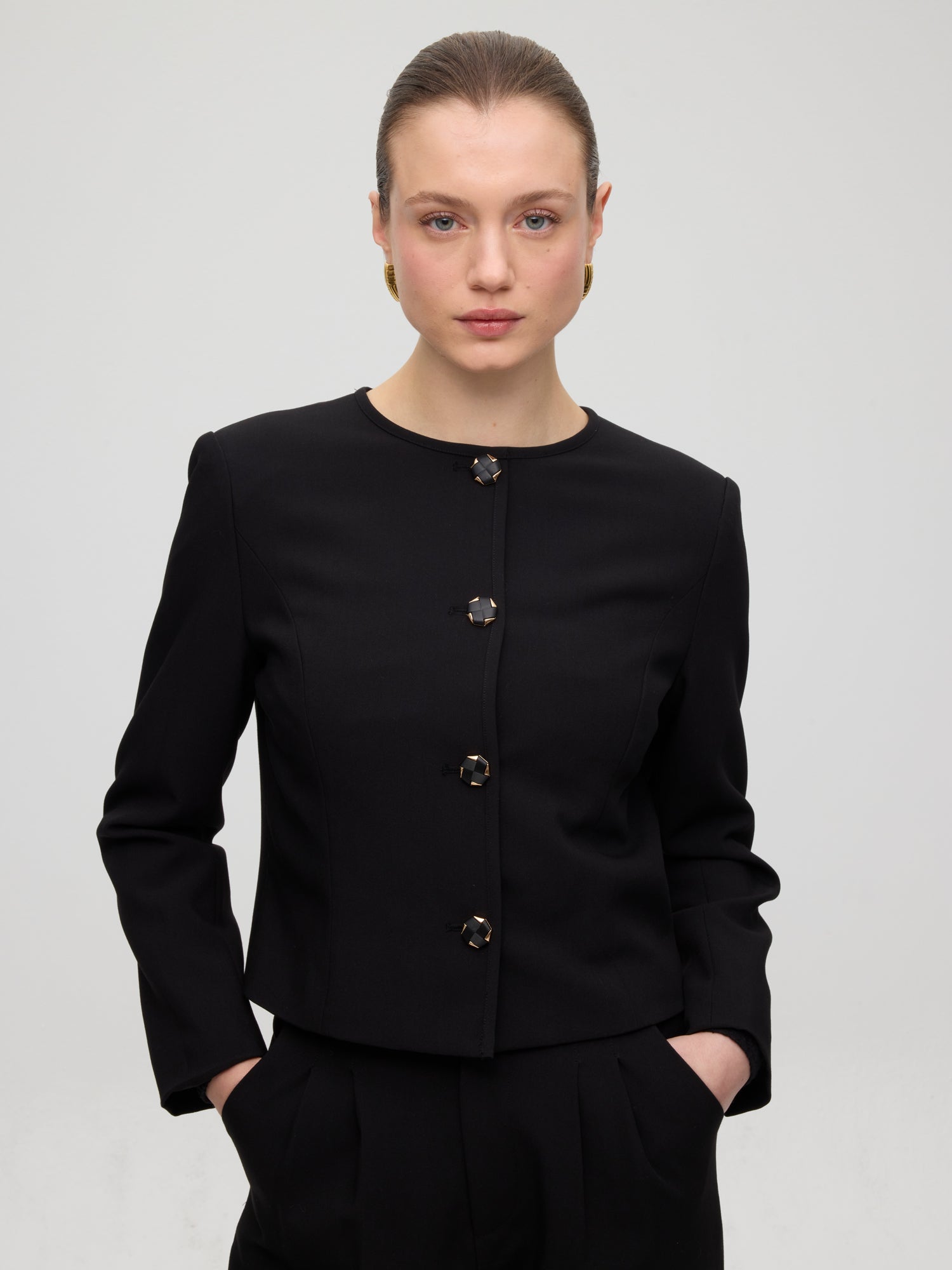 mioh | FORT JACKET - Chaqueta cuello redondo negra botones. Vestidos de fiesta para invitadas de boda perfectas. Marca española de moda