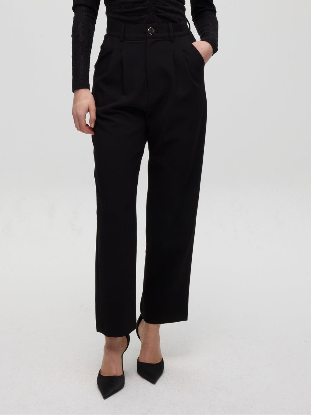 mioh | FORT PANT - Pantalón pinza negro. Vestidos de fiesta para invitadas de boda perfectas. Marca española de moda