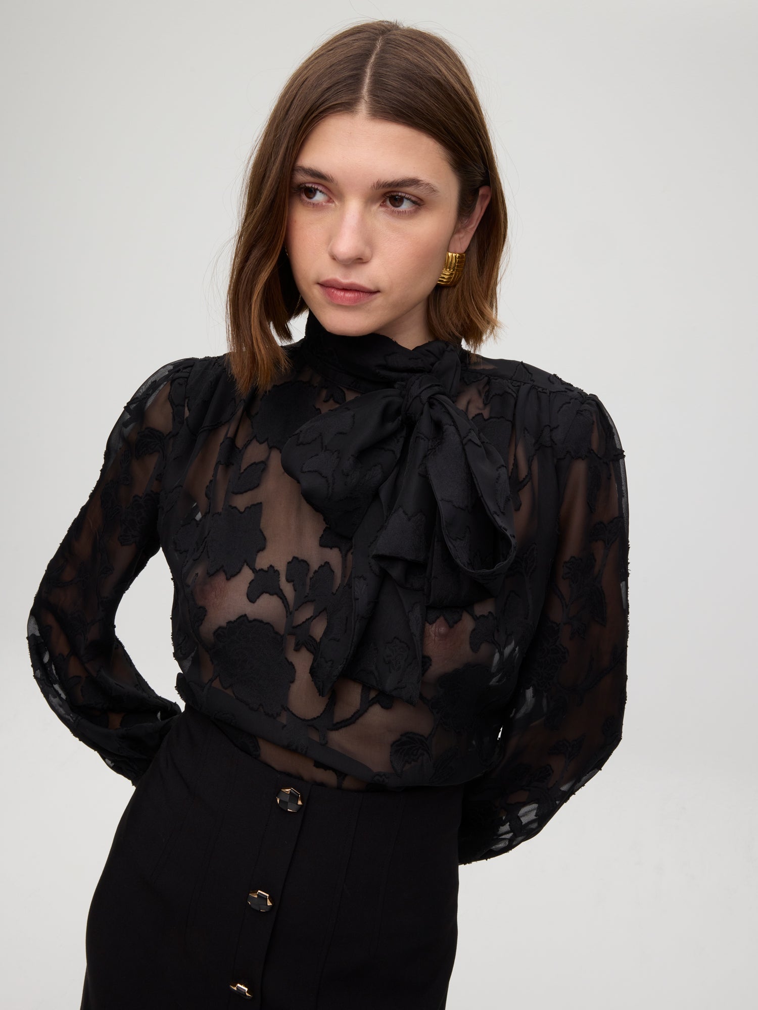 mioh | FORT SKIRT - Falda lápiz negra botones joya. Vestidos de fiesta para invitadas de boda perfectas. Marca española de moda