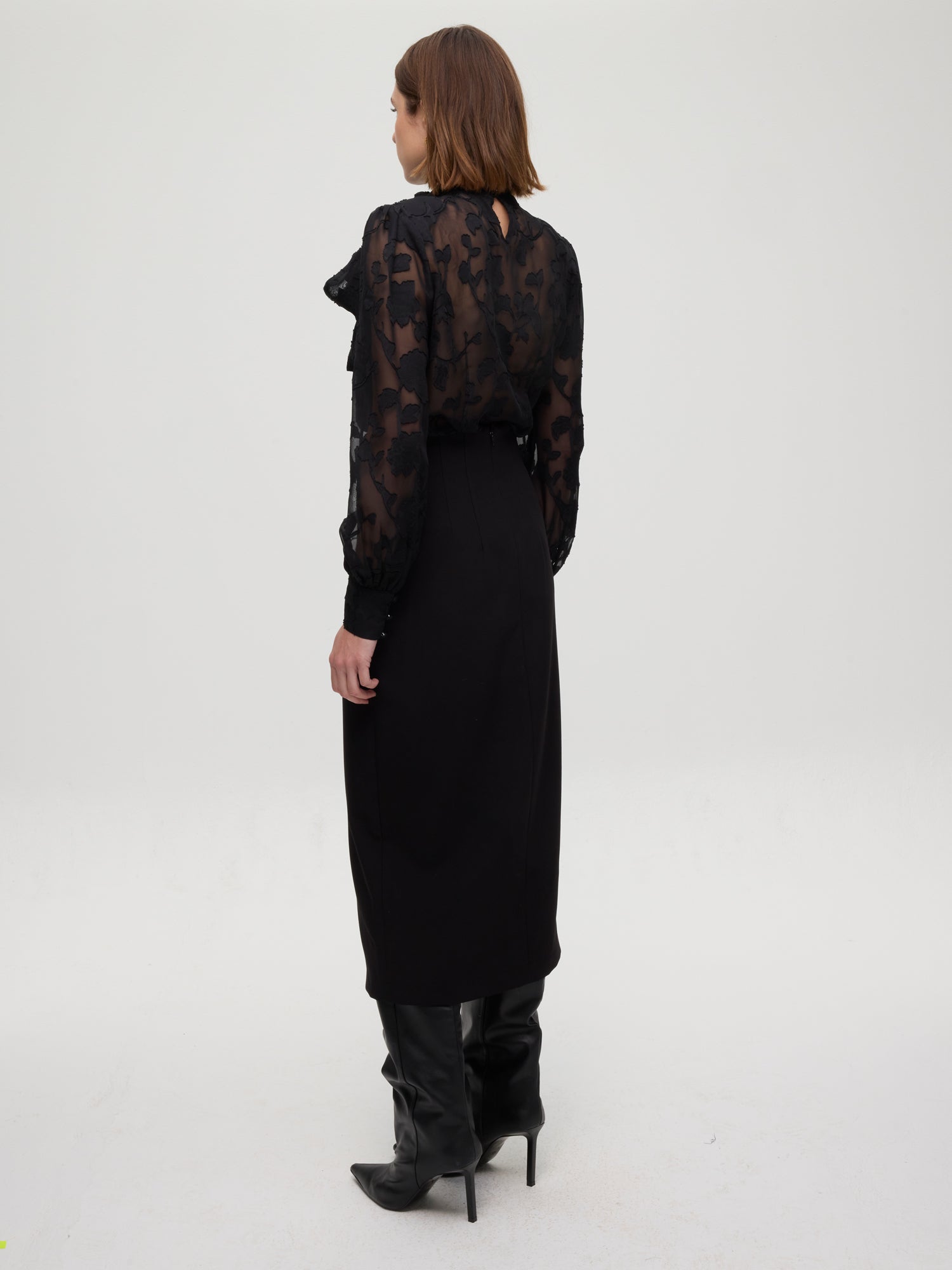 mioh | FORT SKIRT - Falda lápiz negra botones joya. Vestidos de fiesta para invitadas de boda perfectas. Marca española de moda