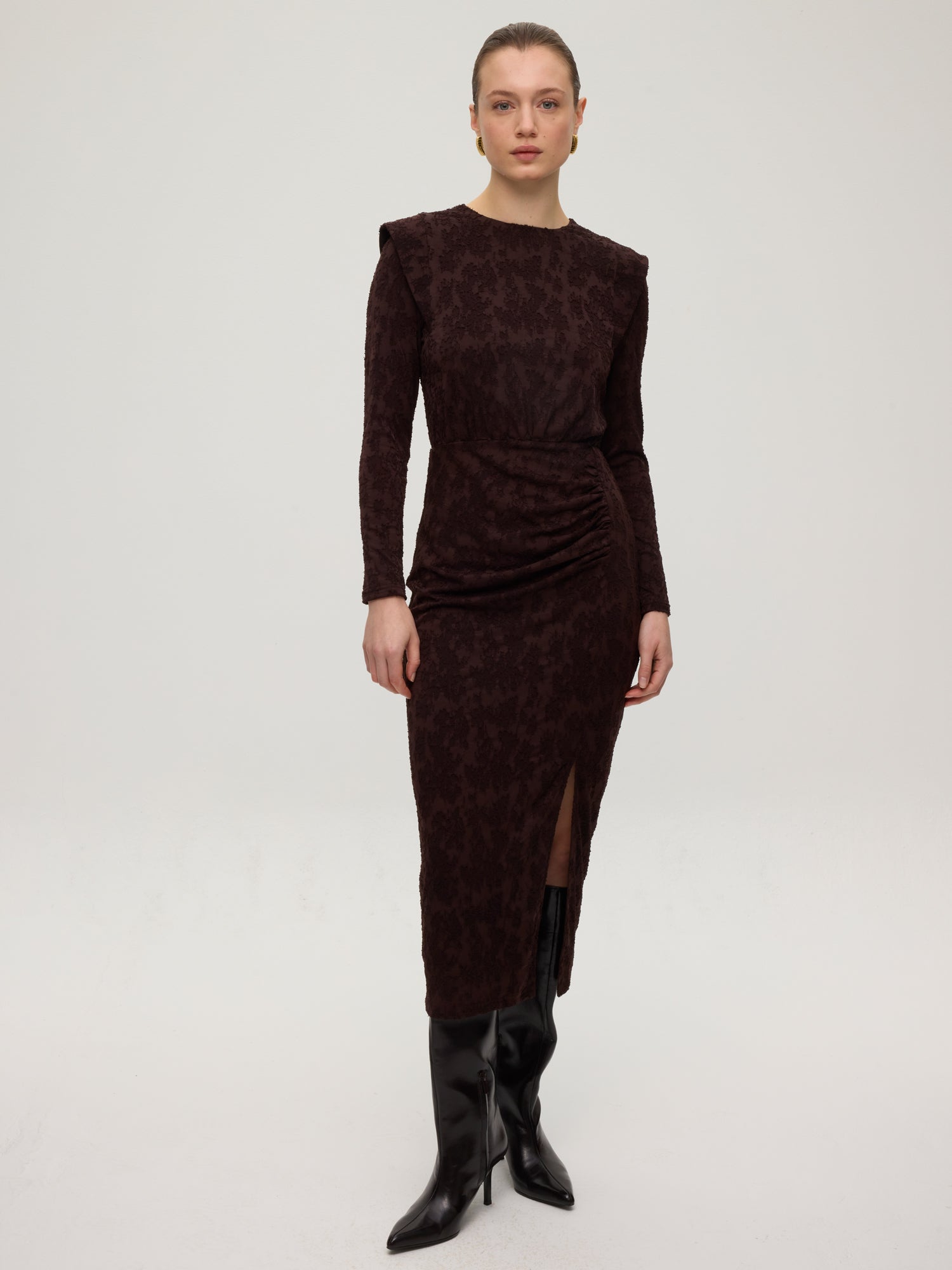 mioh | FOSTER BROWN - Vestido marrón tejido relieve hombreras marcadas. Vestidos de fiesta para invitadas de boda perfectas. Marca española de moda