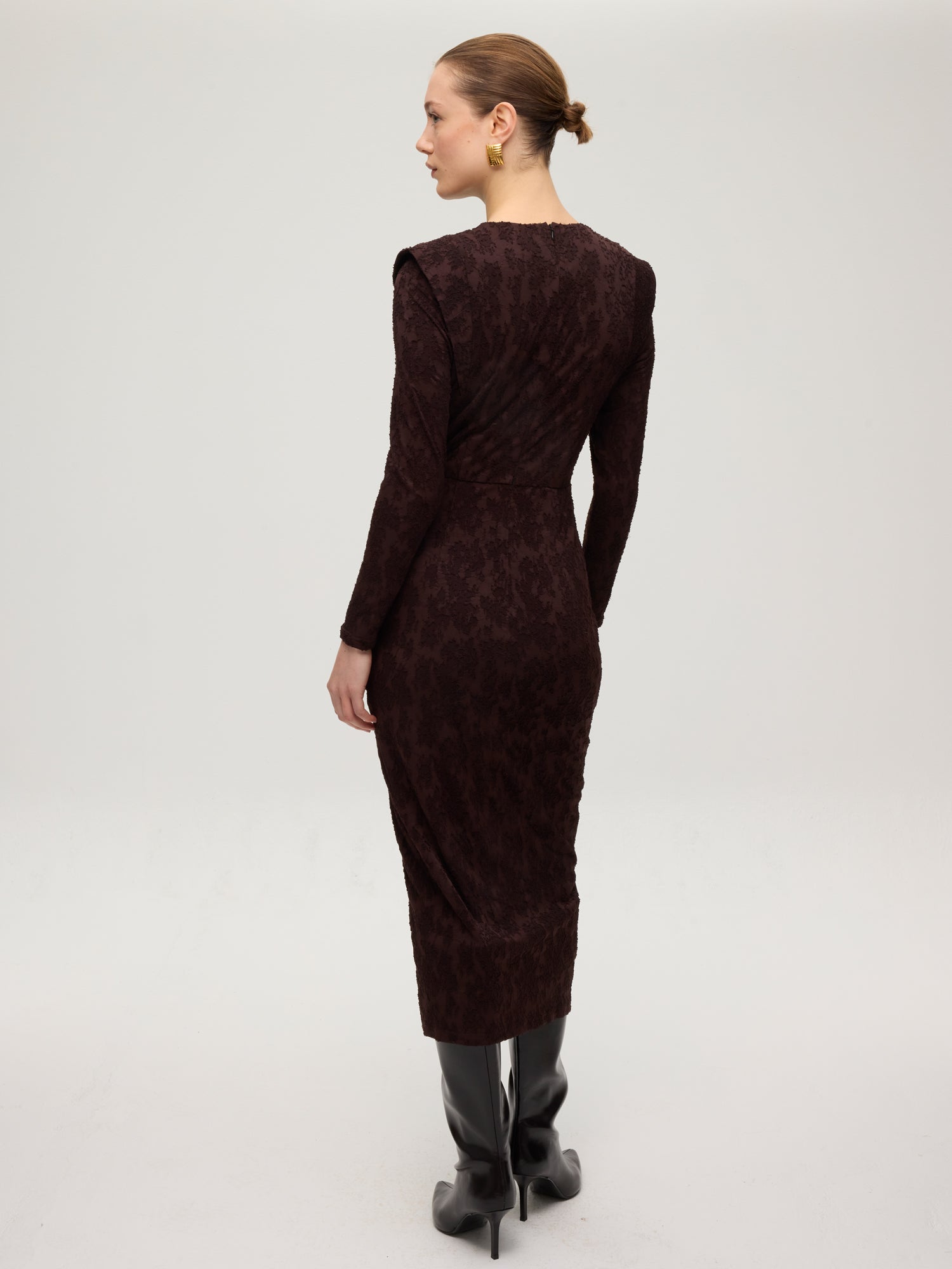 mioh | FOSTER BROWN - Vestido marrón tejido relieve hombreras marcadas. Vestidos de fiesta para invitadas de boda perfectas. Marca española de moda