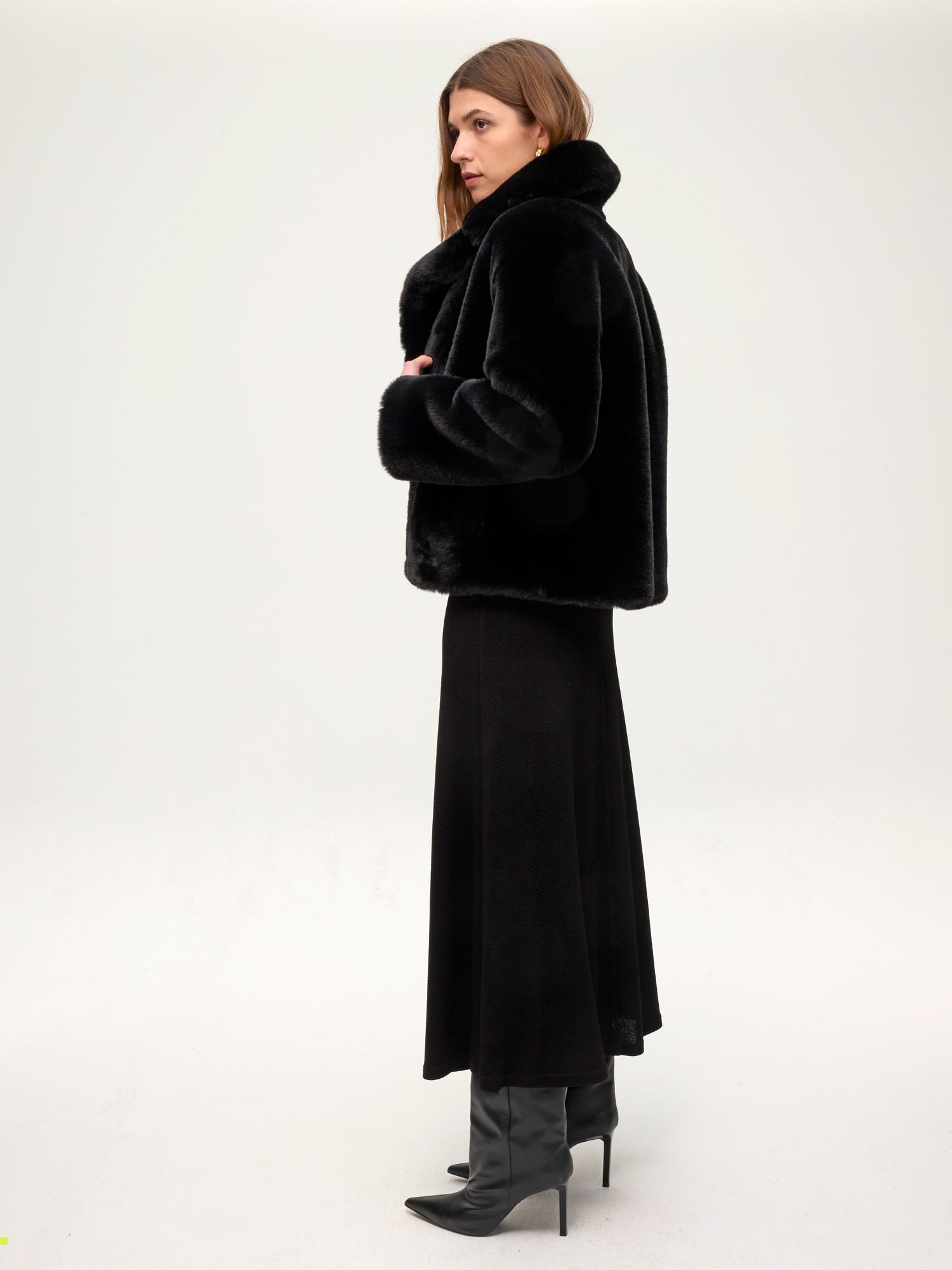 mioh | FREEWAY BLACK - Chaquetón corto faux fur negro. Vestidos de fiesta para invitadas de boda perfectas. Marca española de moda