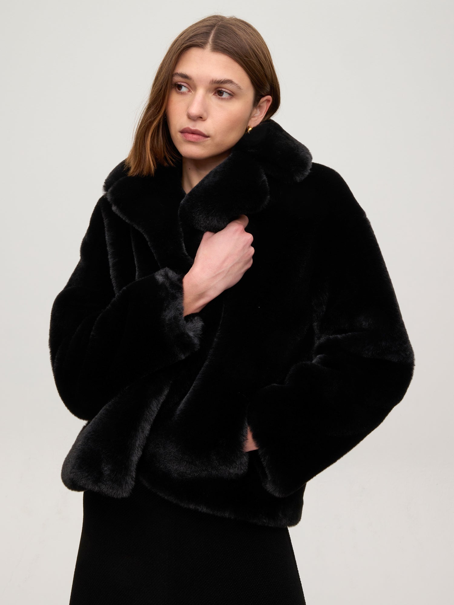 mioh | FREEWAY BLACK - Chaquetón corto faux fur negro. Vestidos de fiesta para invitadas de boda perfectas. Marca española de moda