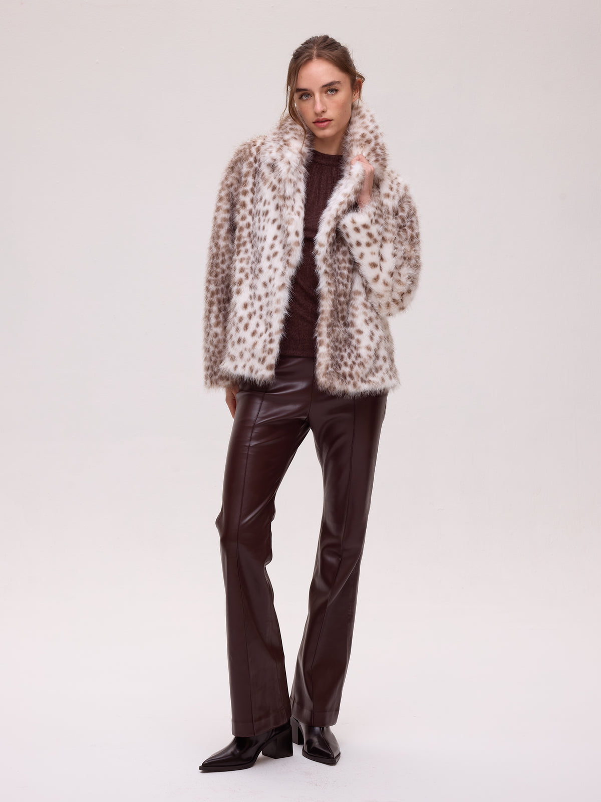 FREEWAY DOTS - Abrigo corto faux fur - Manchas, el abrigo que completa tu look de invitada de boda en otoño invierno. MIOH, marca española de moda