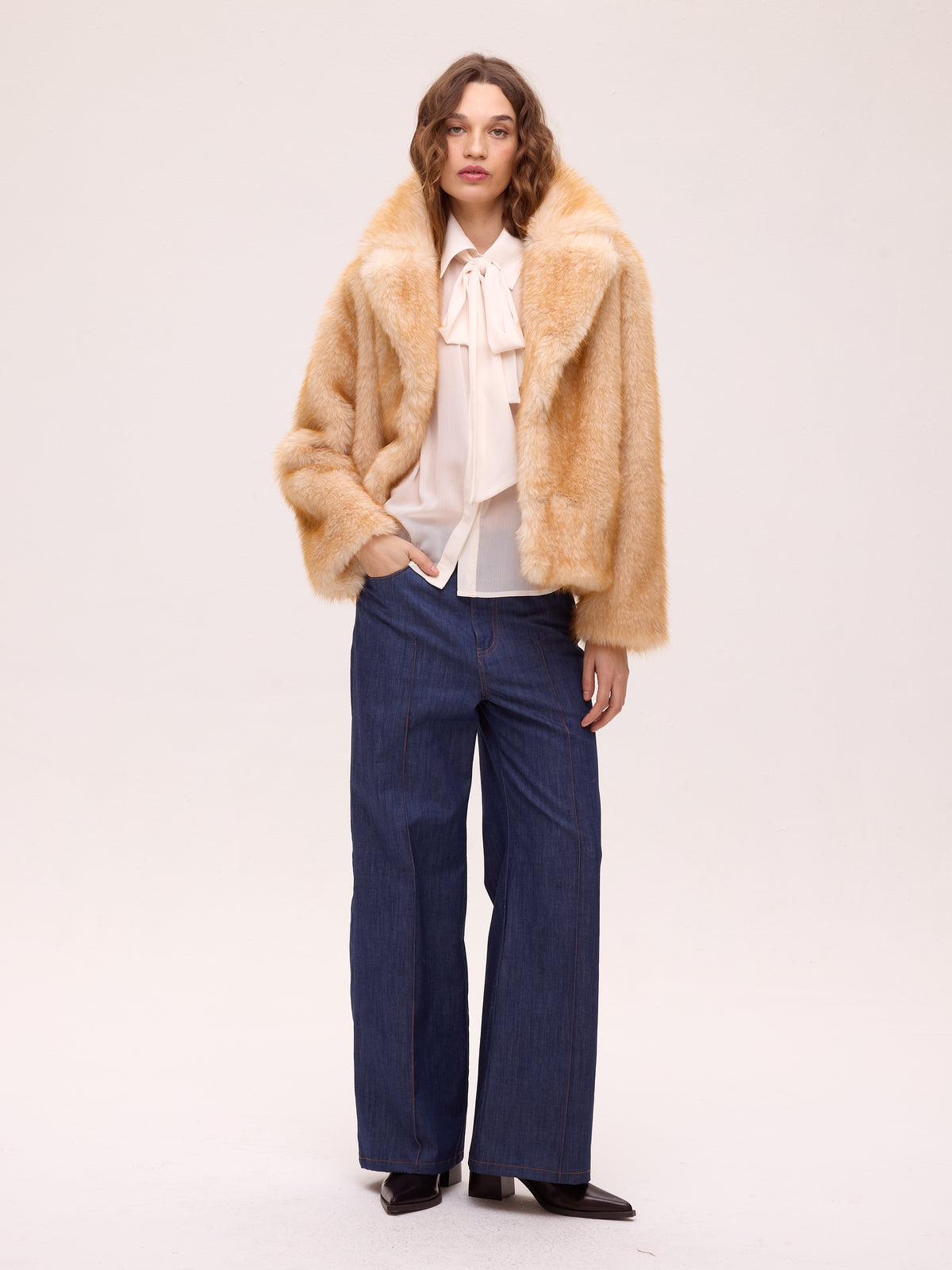 FREEWAY HONEY - Abrigo corto faux fur - Miel, el abrigo que completa tu look de invitada de boda en otoño invierno. MIOH, marca española de moda