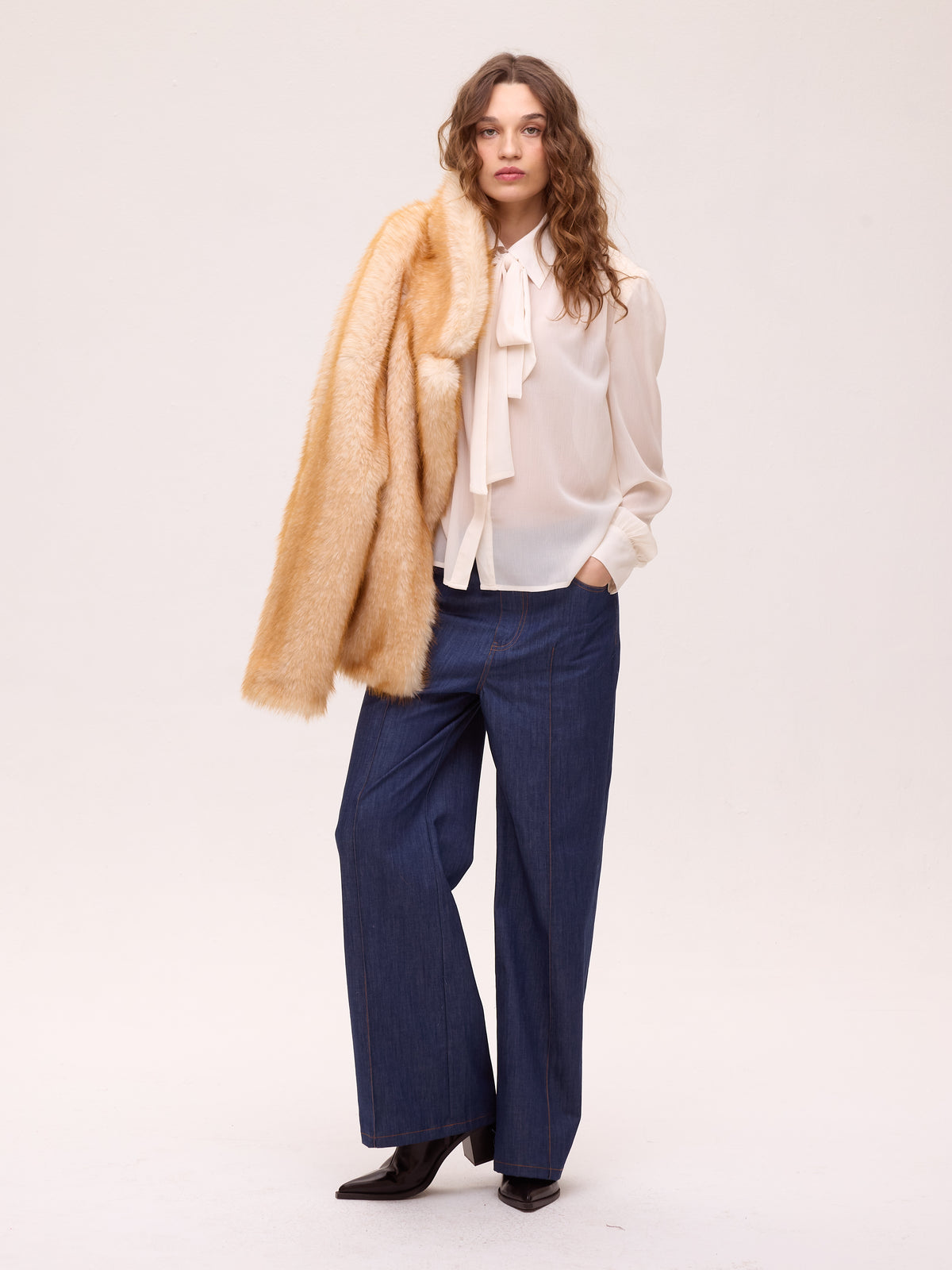 FREEWAY HONEY - Abrigo corto faux fur - Miel, abrigos y chaquetones diseñados en España por MIOH para la invitada perfecta